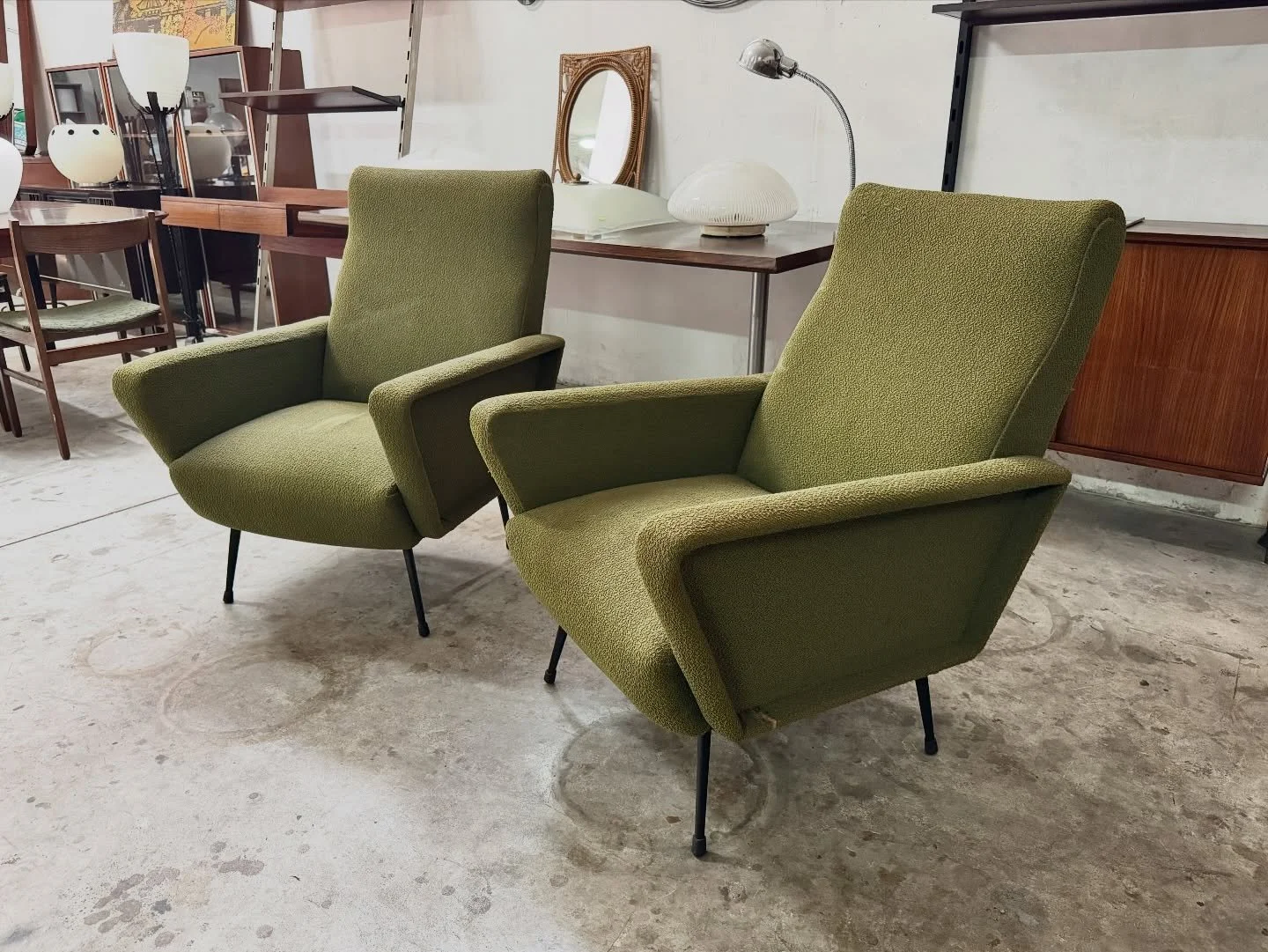 DISPONIBILI 🟢
Coppia di poltrone italiane anni '50, con struttura in legno, gambe in metallo laccato nero e rivestimento in tessuto originale boucl&eacute; verde, in buone condizioni.
La seduta &egrave; comoda, stabile e molto proporzionata, un desi