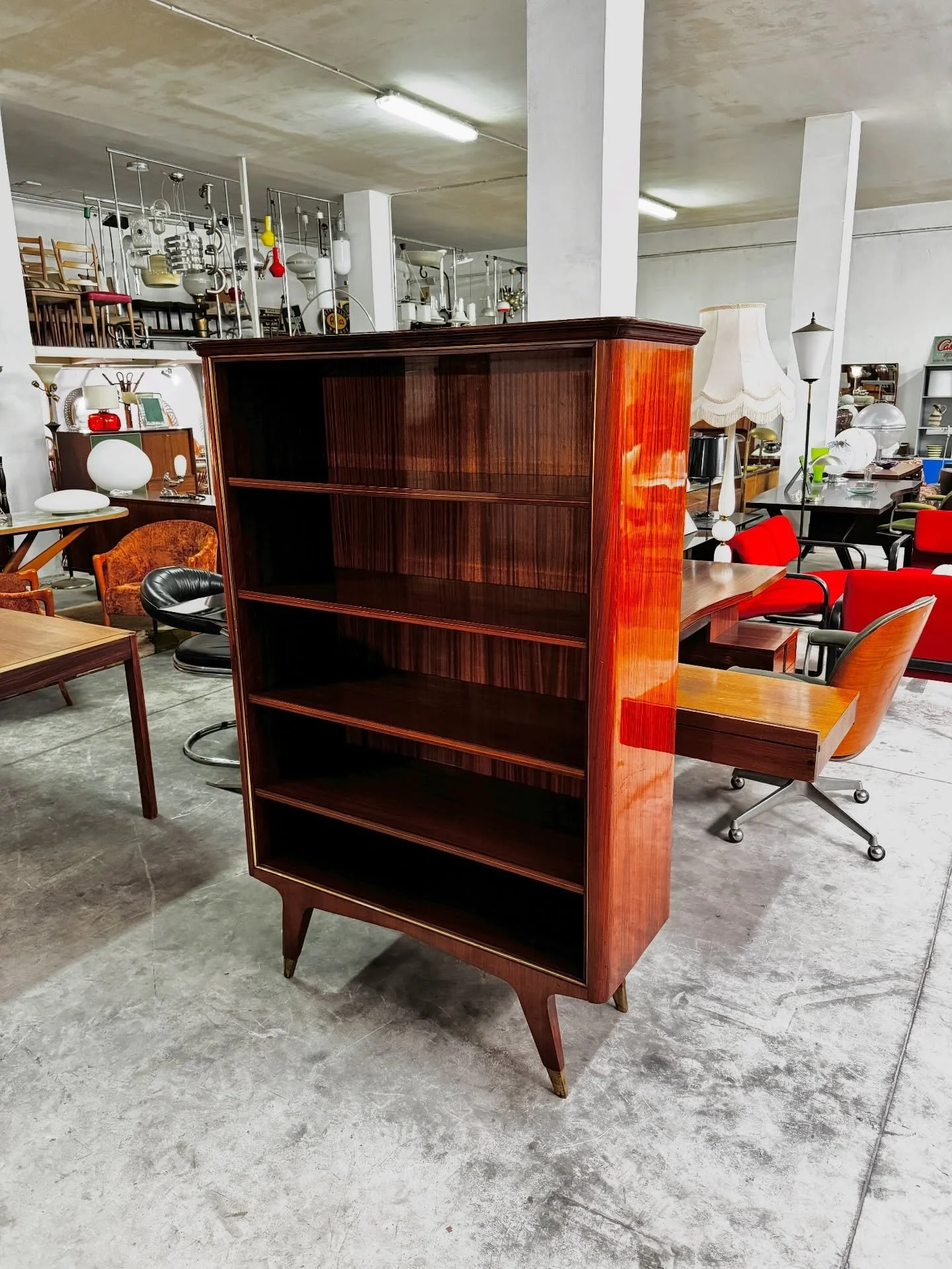 DISPONIBILE 🟢
Elegante libreria di Vittorio Dassi anni '50, realizzata in legno pregiato con una lavorazione impeccabile tipica della produzione del periodo.
Il mobile presenta linee pulite e slanciate, con piedi affusolati in ottone e profili decor