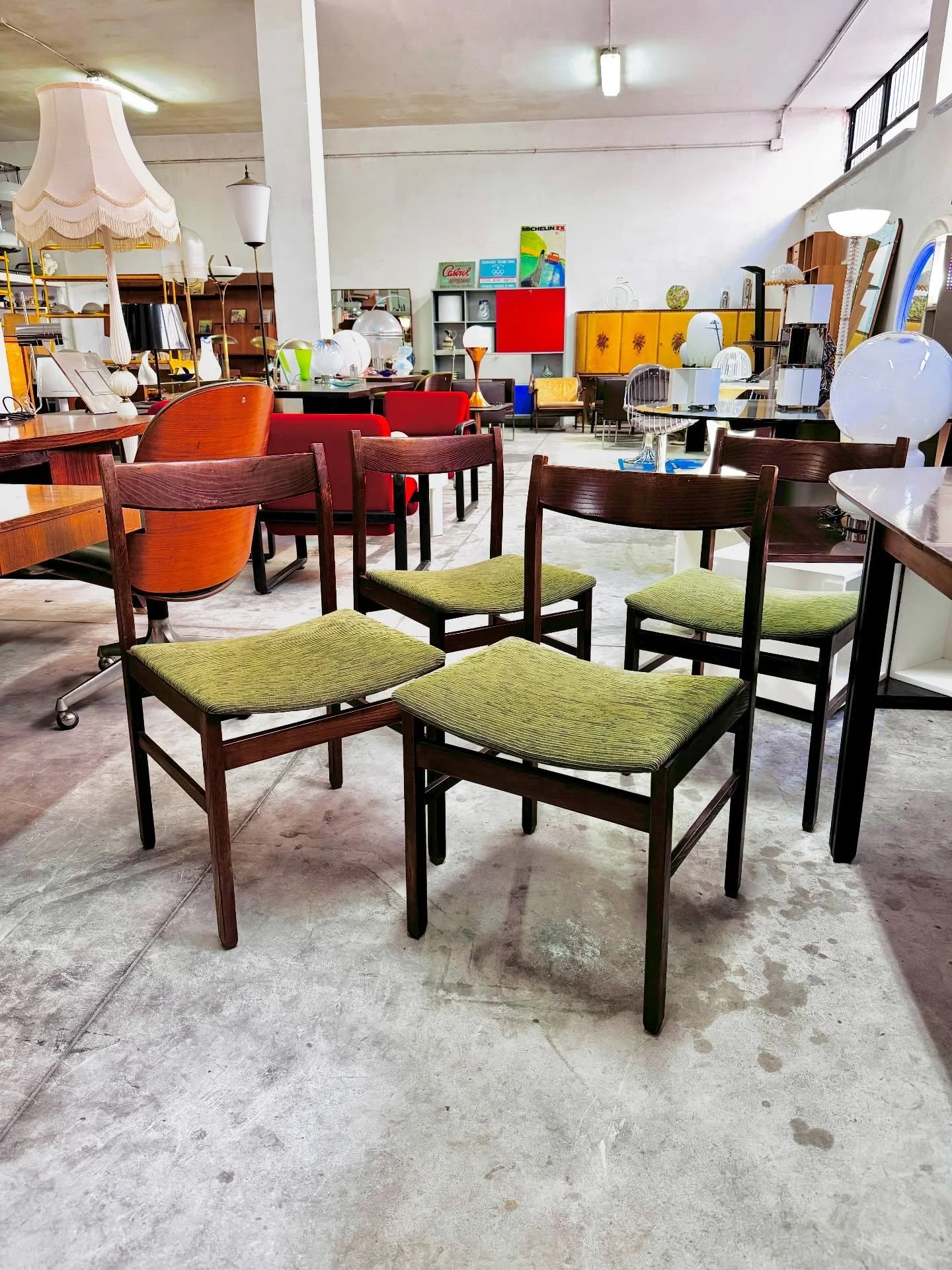 DISPONIBILI 🟢
Set di quattro sedie originali anni &rsquo;60, provenienti da una sala da pranzo interamente arredata George Coslin.
Struttura in legno massello con linea pulita e proporzioni tipiche del modernismo europeo del periodo.
Schienale legge