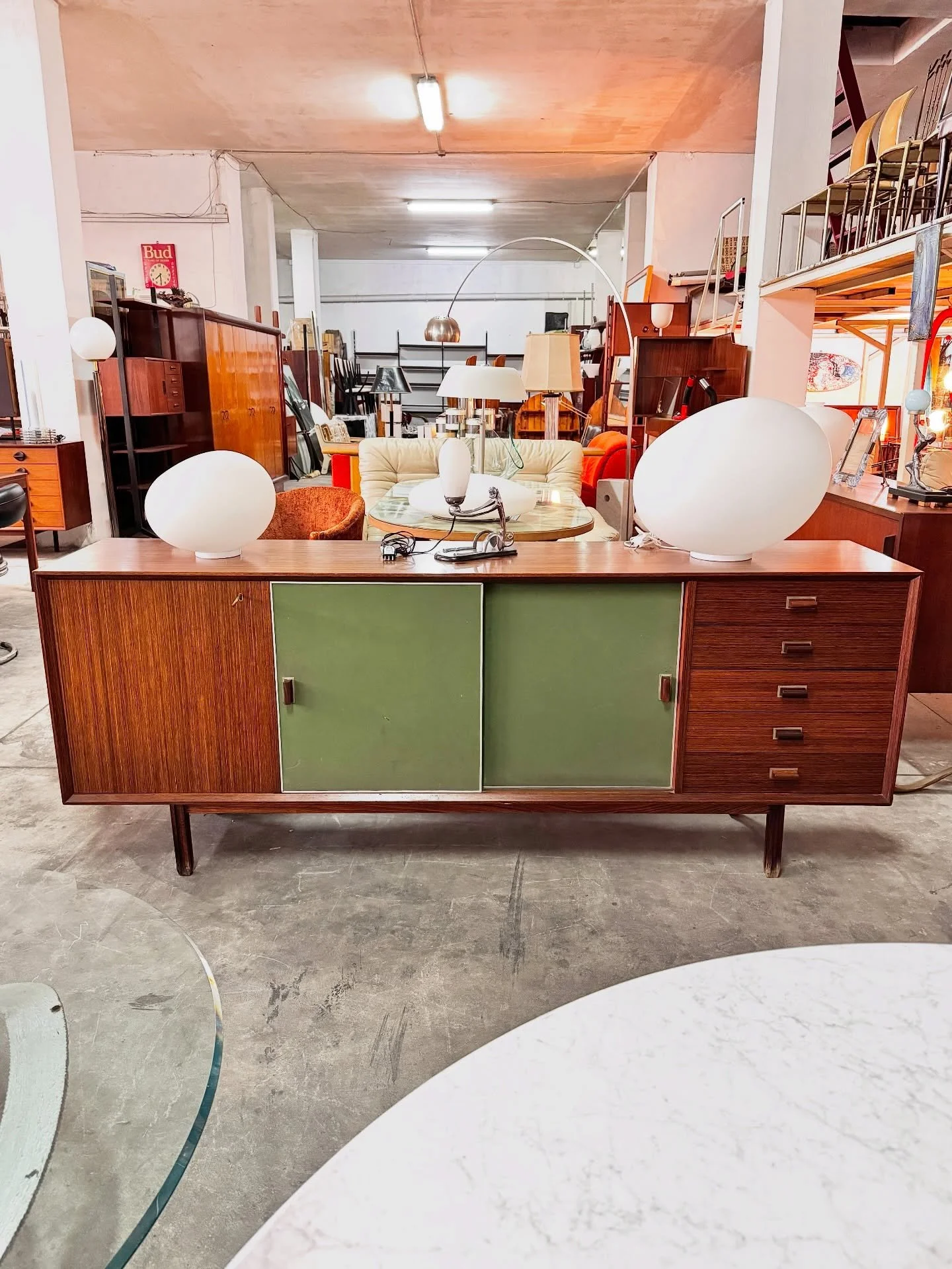 DISPONIBILE 🟢

Credenza originale George Coslin, anni &rsquo;60, in palissandro con ante scorrevoli rivestite in tessuto verde oliva, dettaglio raro e molto ricercato nelle sue produzioni.
La struttura &egrave; pulita e proporzionata, con piedini to