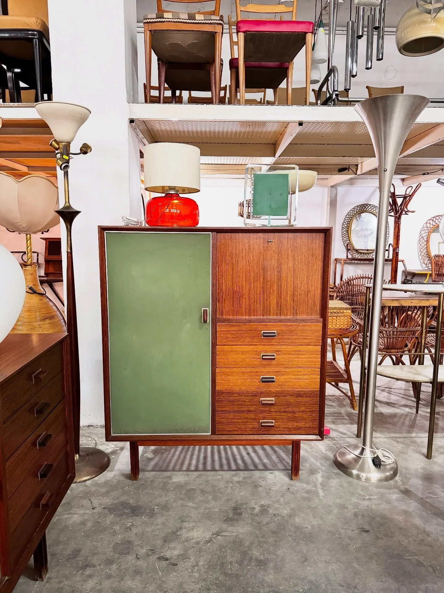 DISPONIBILE 🟢

Mobile alto di George Coslin anni &rsquo;60, in legno palissandro, con il caratteristico pannello frontale verde oliva in tessuto sull&rsquo;anta sinistra.
L&rsquo;interno dell&rsquo;anta ospita ampi vani con ripiani regolabili.
Sul l