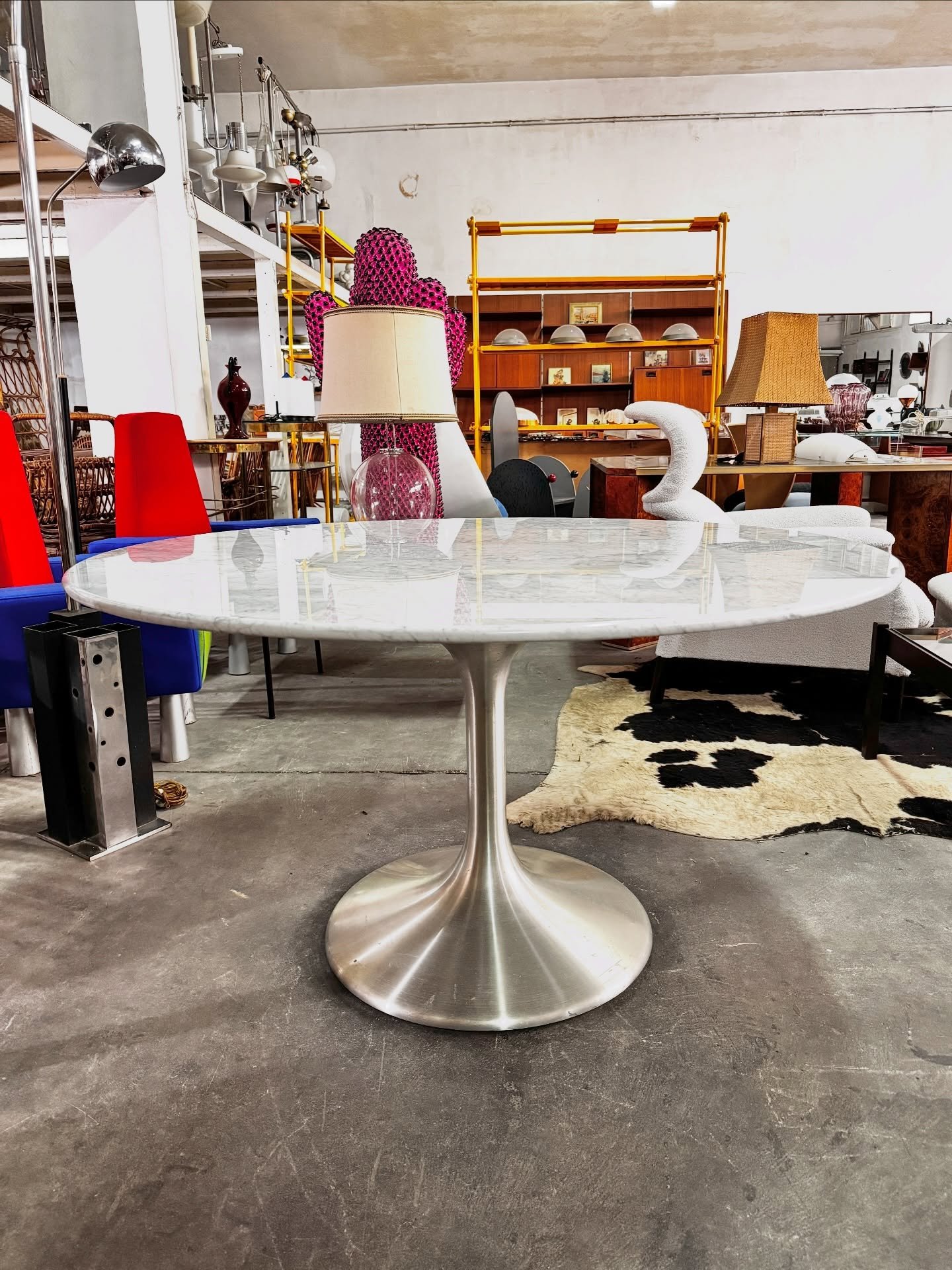 DISPONIBILE 🟢

Tavolo rotondo disegnato da Beppe Vida per NY Form, iconico esempio di design italiano fine anni &rsquo;60.
Il piano circolare &egrave; in marmo bianco con elegante venatura naturale, abbinato a una base centrale a tulipano in acciaio