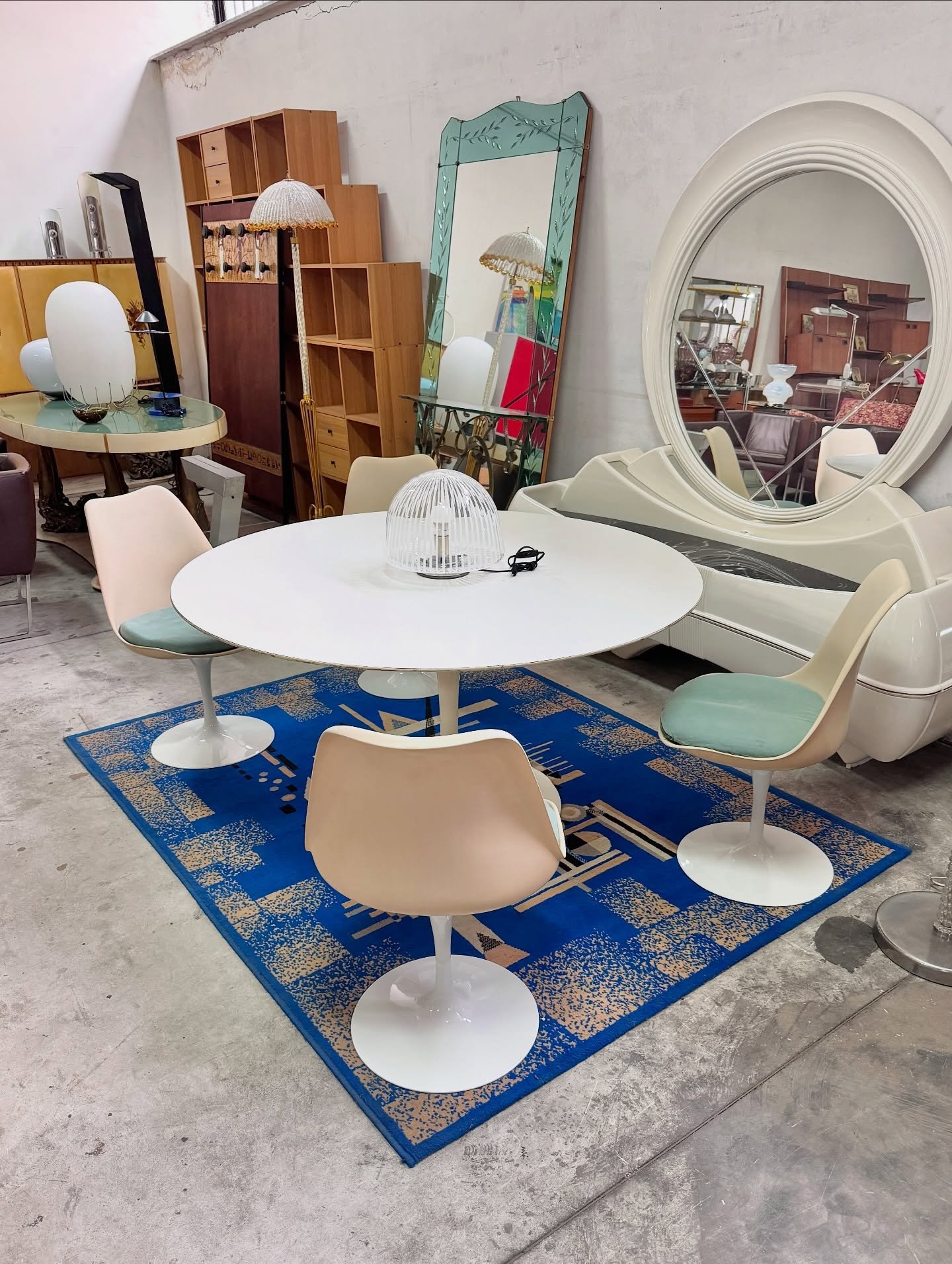 DISPONIBILE 🟢

Set composto da tavolo rotondo e quattro sedie originali Knoll International, produzione anni &rsquo;70 circa.
Il tavolo presenta piano rotondo in legno laccato bianco abbinato a base centrale a tromba in metallo verniciato, tipica de