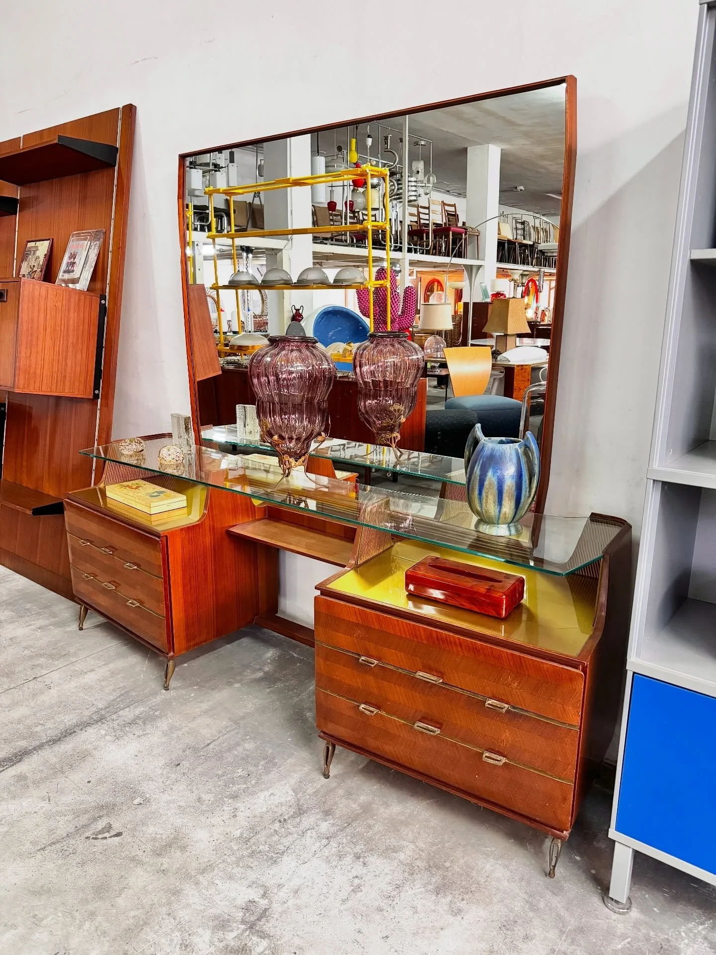 DISPONIBILE 🟢

Elegante mobile con specchio mid-century di produzione italiana anni &rsquo;50.
Struttura in legno noce impiallacciato, con due cassetti laterali simmetrici su piedini sagomati in ottone.
Piano superiore in vetro molato, sospeso, che 