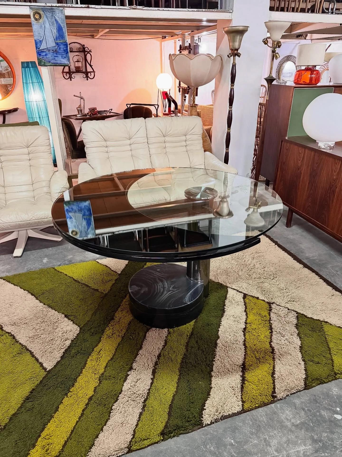 DISPONIBILE 🟢

Tavolo estendibile di Mario Mazzer per Zanette, produzione italiana dei primi anni &rsquo;80.
Struttura centrale in acciaio e base cilindrica in marmo nero, perfettamente rappresentativo del design razionale e tecnico di quel periodo.