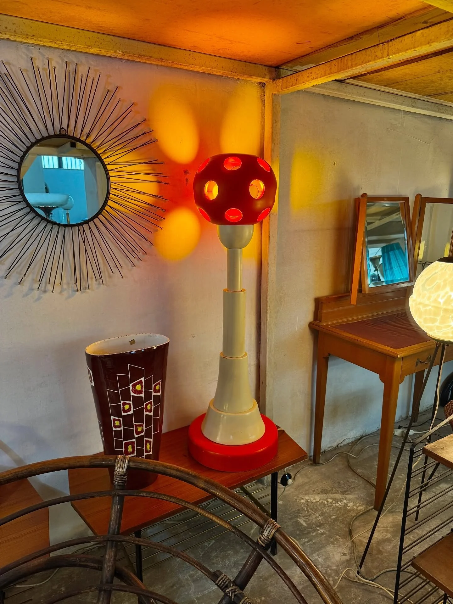 DISPONIBILE 🟢

Lampada da terra anni &rsquo;70 in legno laccato, dal forte impatto scenografico dall'estetica decisamente Space Age / Pop, tipica della produzione italiana mid-century pi&ugrave; sperimentale.
Struttura tornita e modulare con base ci