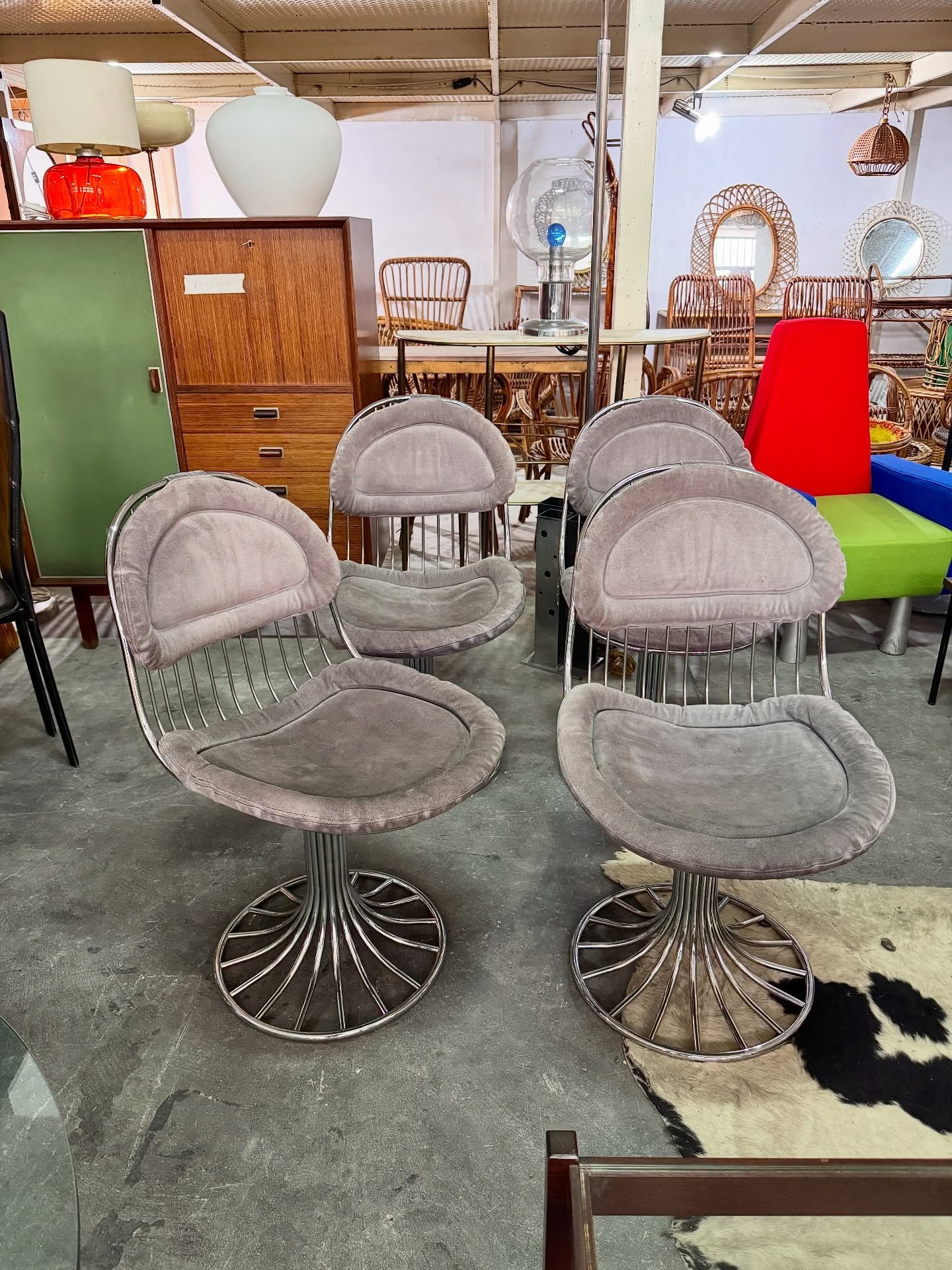 DISPONIBILI 🟢

Set di quattro sedie di Gastone Rinaldi per RIMA Padova, produzione italiana anni &rsquo;70.
Struttura interamente in acciaio cromato con base a ragno circolare e schienale a bacchette verticali, tipico linguaggio space-age / hi-tech 