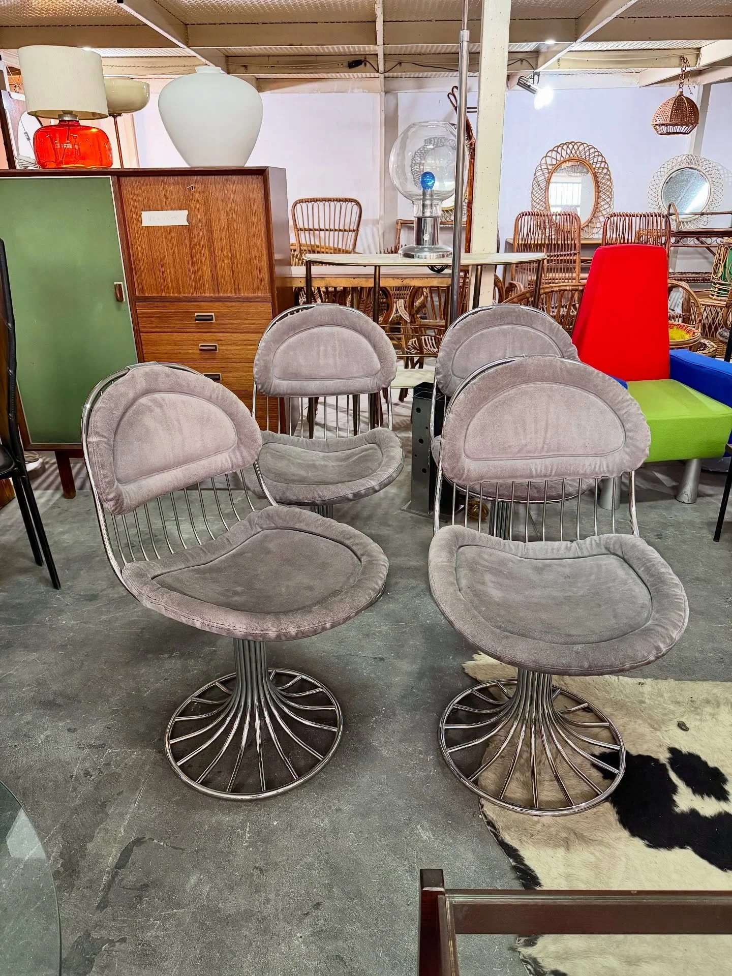 DISPONIBILI 🟢

Set di quattro sedie di Gastone Rinaldi per RIMA Padova, produzione italiana anni &rsquo;70.
Struttura interamente in acciaio cromato con base a ragno circolare e schienale a bacchette verticali, tipico linguaggio space-age / hi-tech 