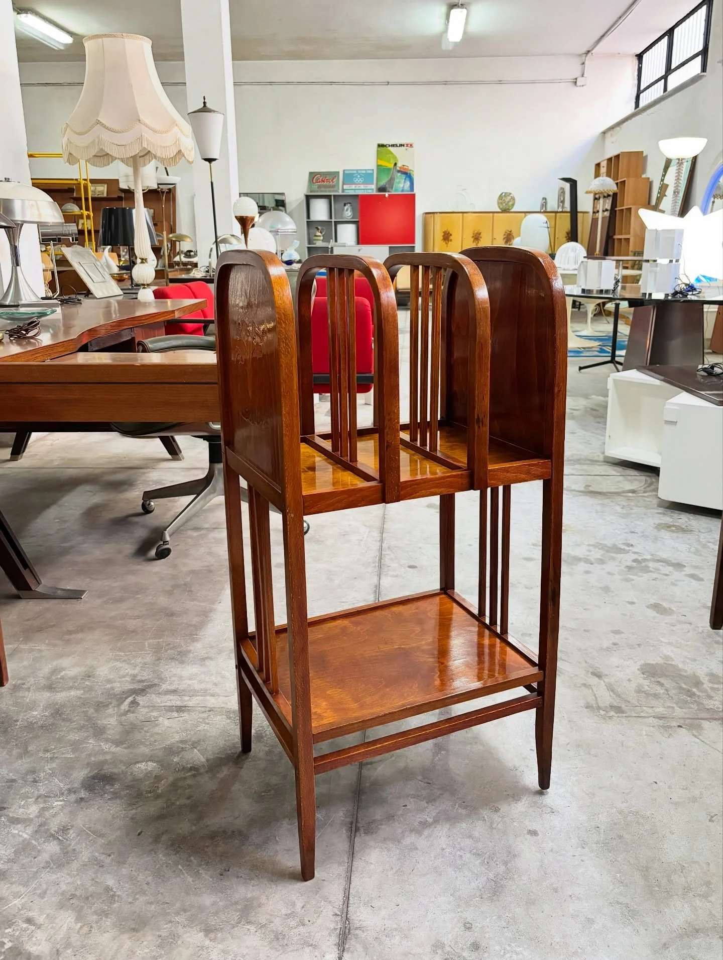 DISPONIBILE 🟢

Porta spartiti da terra di Otto Wagmer, stile di chiara matrice Secessionista dell'area viennese di inizio Novecento.
La struttura &egrave; interamente in legno massello curvato, con montanti verticali slanciati e profili arrotondati,