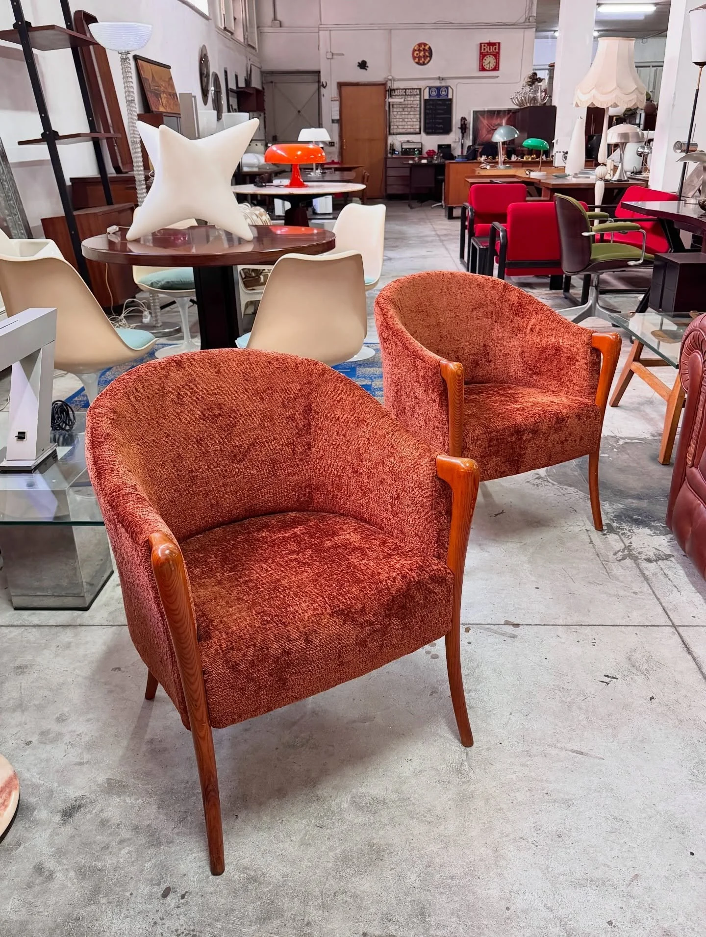 DISPONIBILI 🟢

Coppia di poltrone di Giorgetti, produzione italiana dei primi anni '50.
Struttura in legno massello con montanti anteriori a vista, elegantemente sagomati e raccordati ai braccioli, elemento tipico della manifattura Giorgetti del per