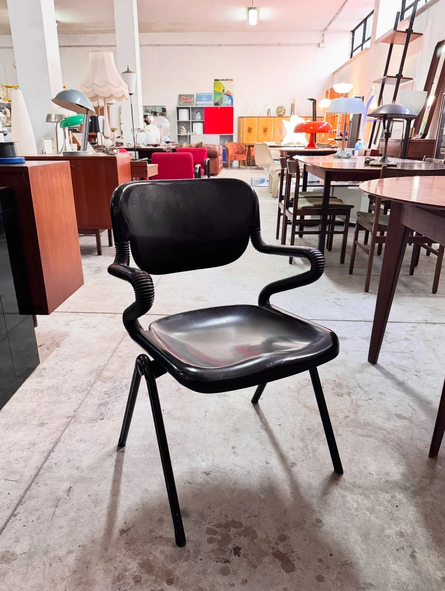 DISPONIBILE 🟢

Sedia con braccioli disegnata da Gianfranco Piretti per Anonima Castelli, produzione anni &rsquo;70.
Struttura in metallo verniciato nero con seduta e schienale in plastica e finitura leggermente satinata. Elemento distintivo sono i b