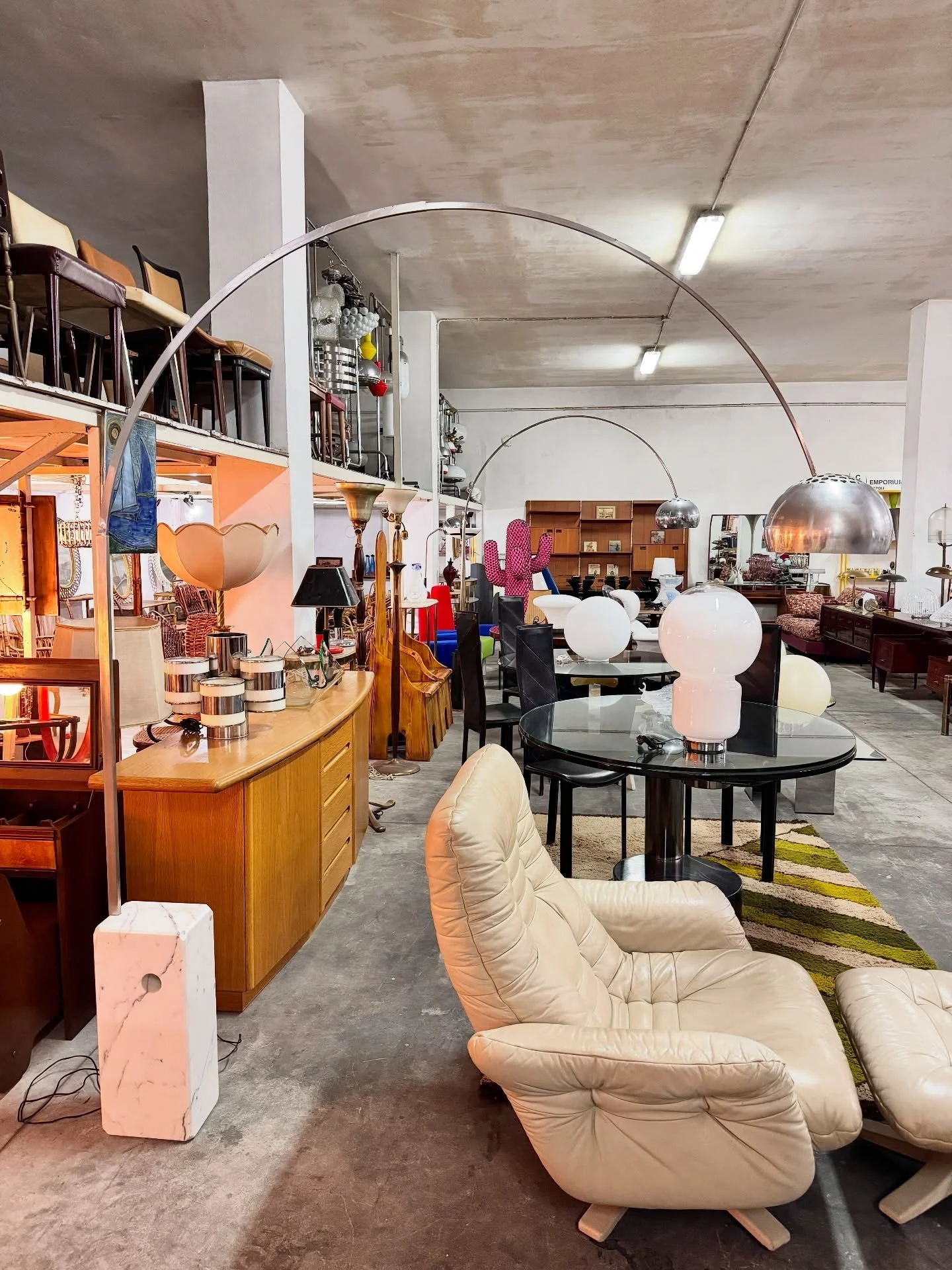 DISPONIBILE 🟢

Lampada da terra modello Arco, disegnata da Achille e Pier Giacomo Castiglioni per Flos nel 1962.
Base in marmo di Carrara con foro passante originale per facilitare lo spostamento, stelo telescopico in acciaio inox satinato e grande 