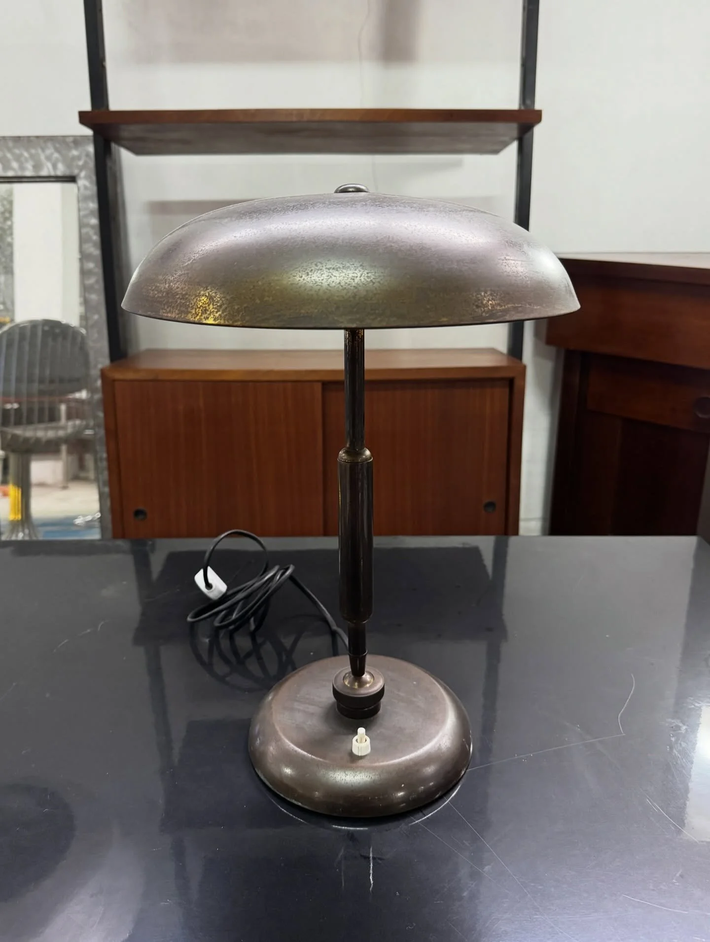 DISPONIBILE 🟢

Lampada da tavolo ministeriale disegnata dal celebre architetto Giovanni Michelucci per Lariolux, anni &lsquo;50.
La struttura presenta una bellissima patina originale in ottone anticato, ha una inconfondibile forma a fungo e l&rsquo;