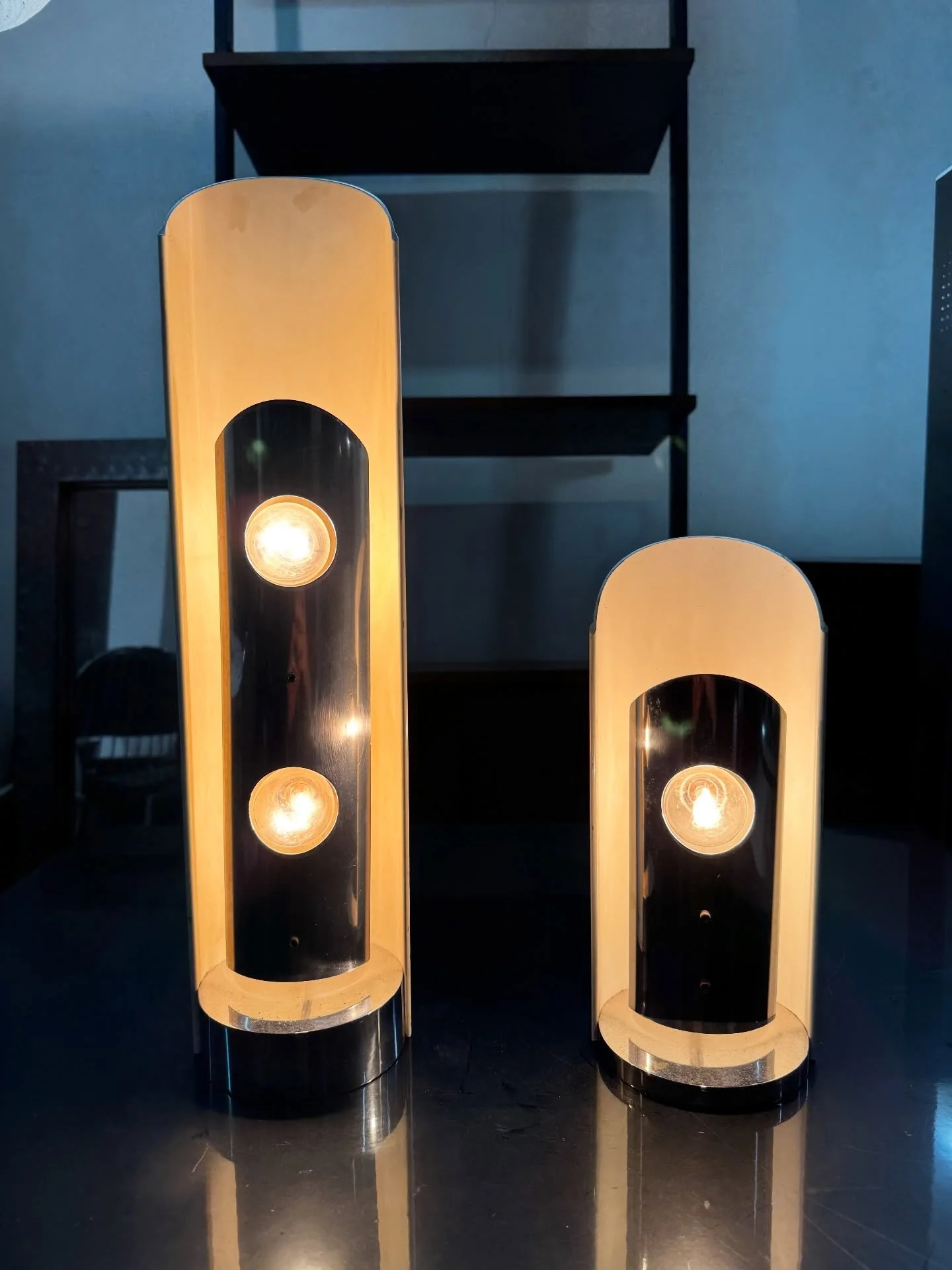 DISPONIBILI 🟢

Splendida coppia di lampade da tavolo di Tronconi, una grande e una piccola, dal fascino intramontabile.
Il loro design &egrave; scultoreo, con una colonna verticale che diffonde una luce morbida con lampadine a vista.
Il contrasto tr