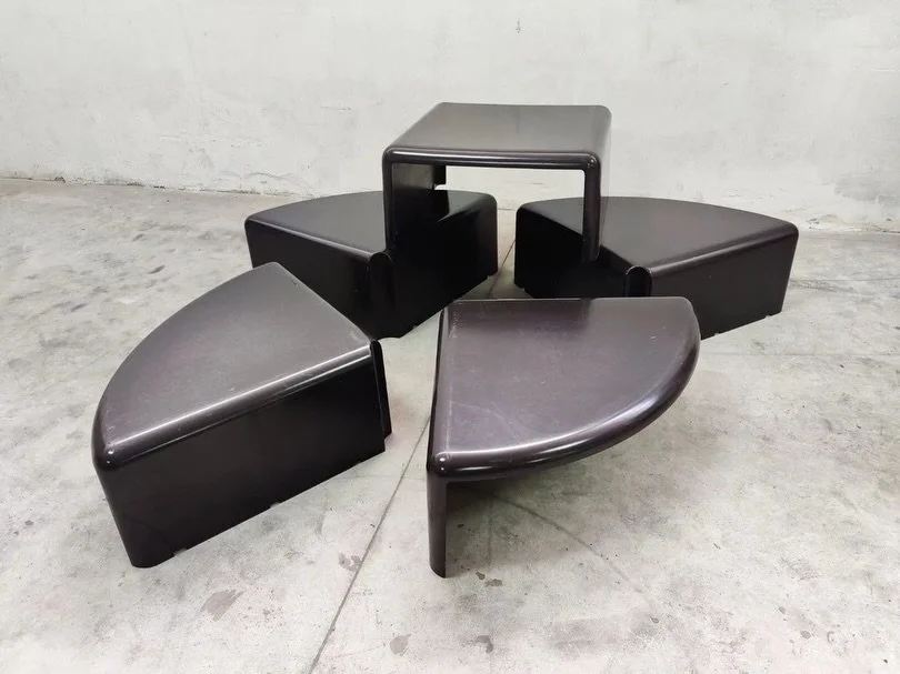 DISPONIBILI 🟢

Tavolini modulari modello 4/4, design di Rodolfo Bonetto, degli anni &rsquo;70.
Sistema composto da quattro moduli identici a quarto di cerchio che, accostati, generano un tavolino rotondo completo.
Ogni elemento &egrave; indipendente