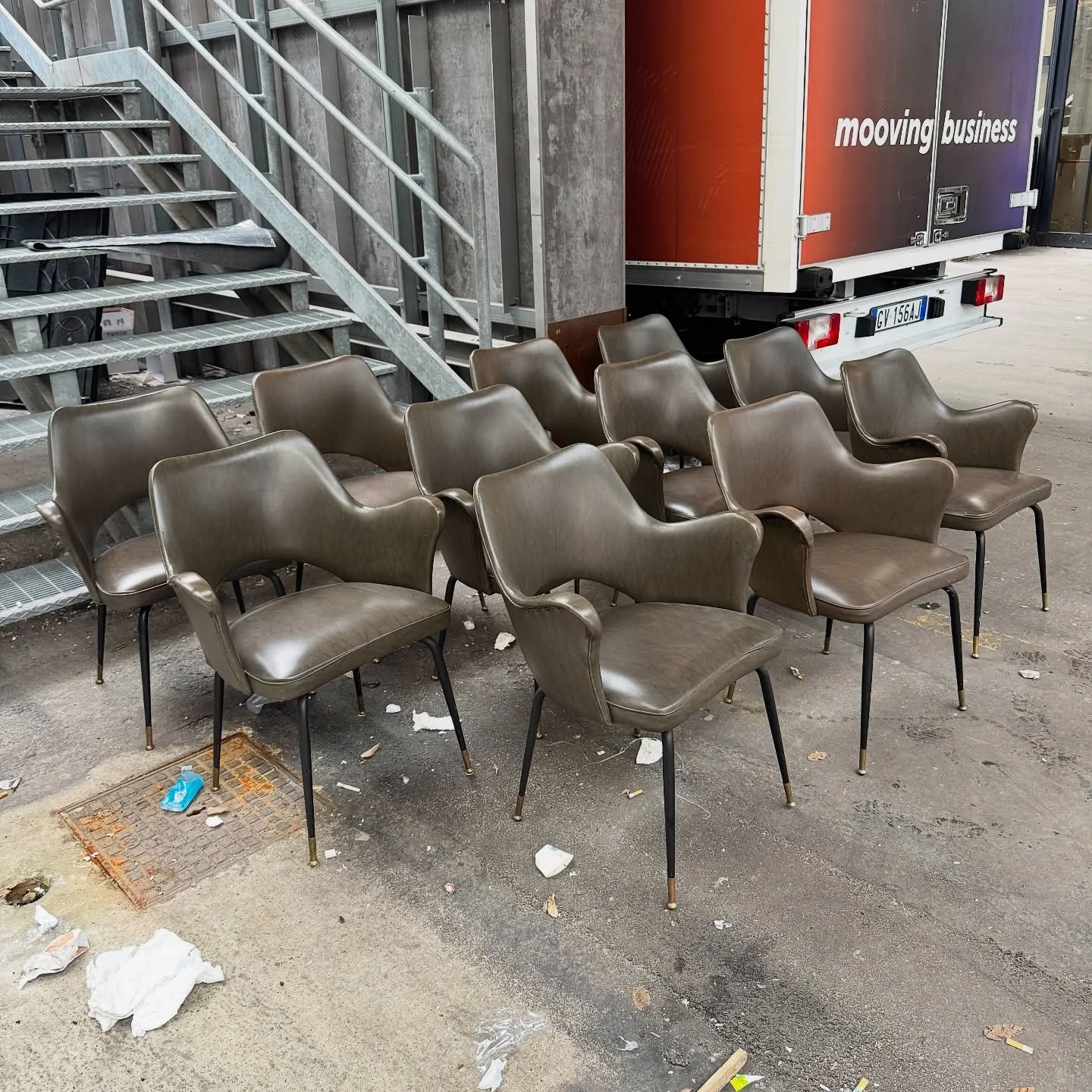 DISPONIBILI 🟢

Elegante set di undici poltroncine anni '60 caratterizzate da una linea morbida e avvolgente, con schienale sagomato che si prolunga formando braccioli integrati.
Il design richiama pienamente l&rsquo;estetica del mid-century italiano