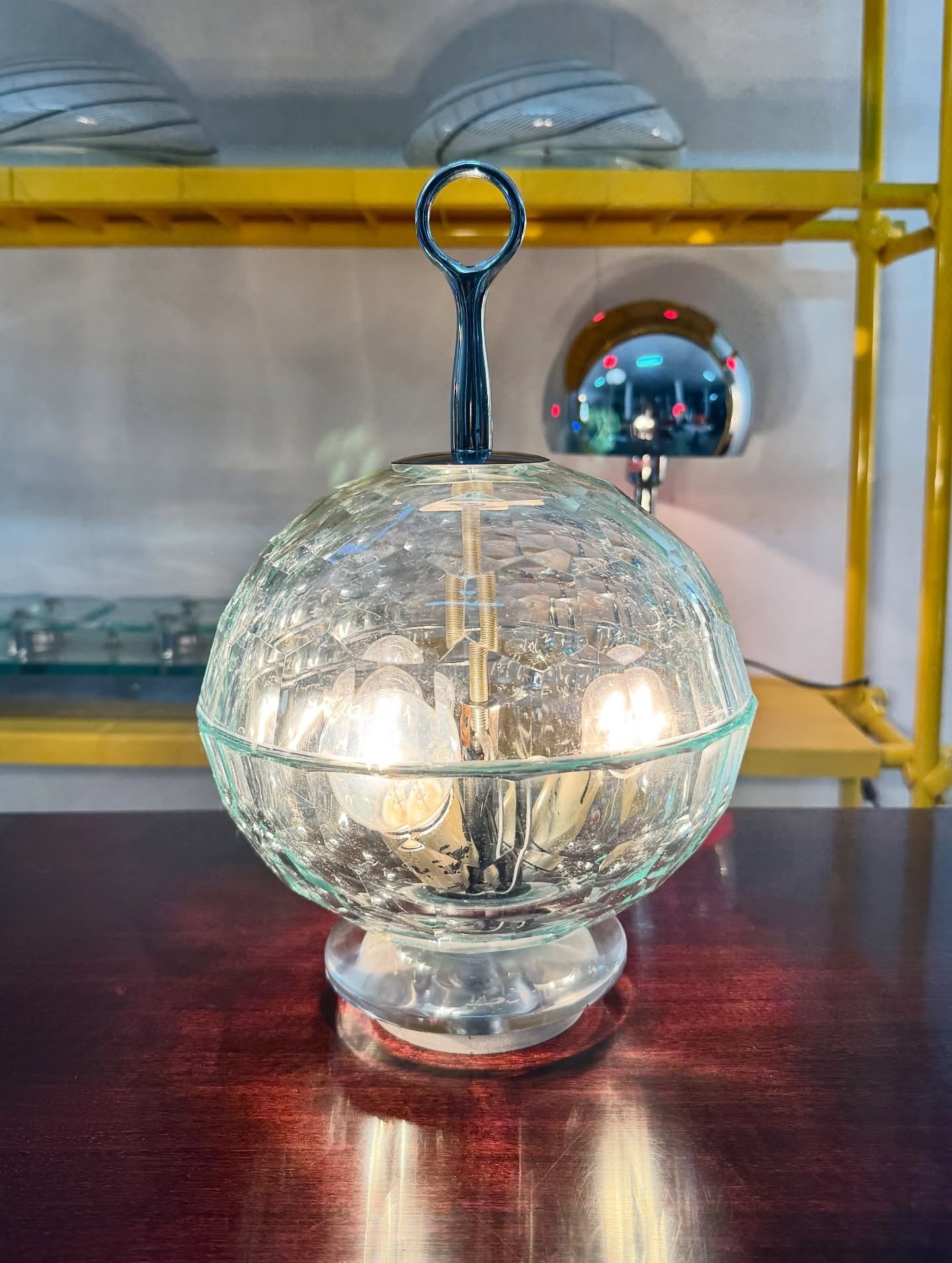 DISPONIBILE 🟢

Lampada da tavolo in vetro molato di Murano, anni &rsquo;70.
Corpo sferico composto da due semigusci in vetro spesso con lavorazione geometrica che crea un elegante gioco di riflessi quando la lampada &egrave; accesa. Struttura intern
