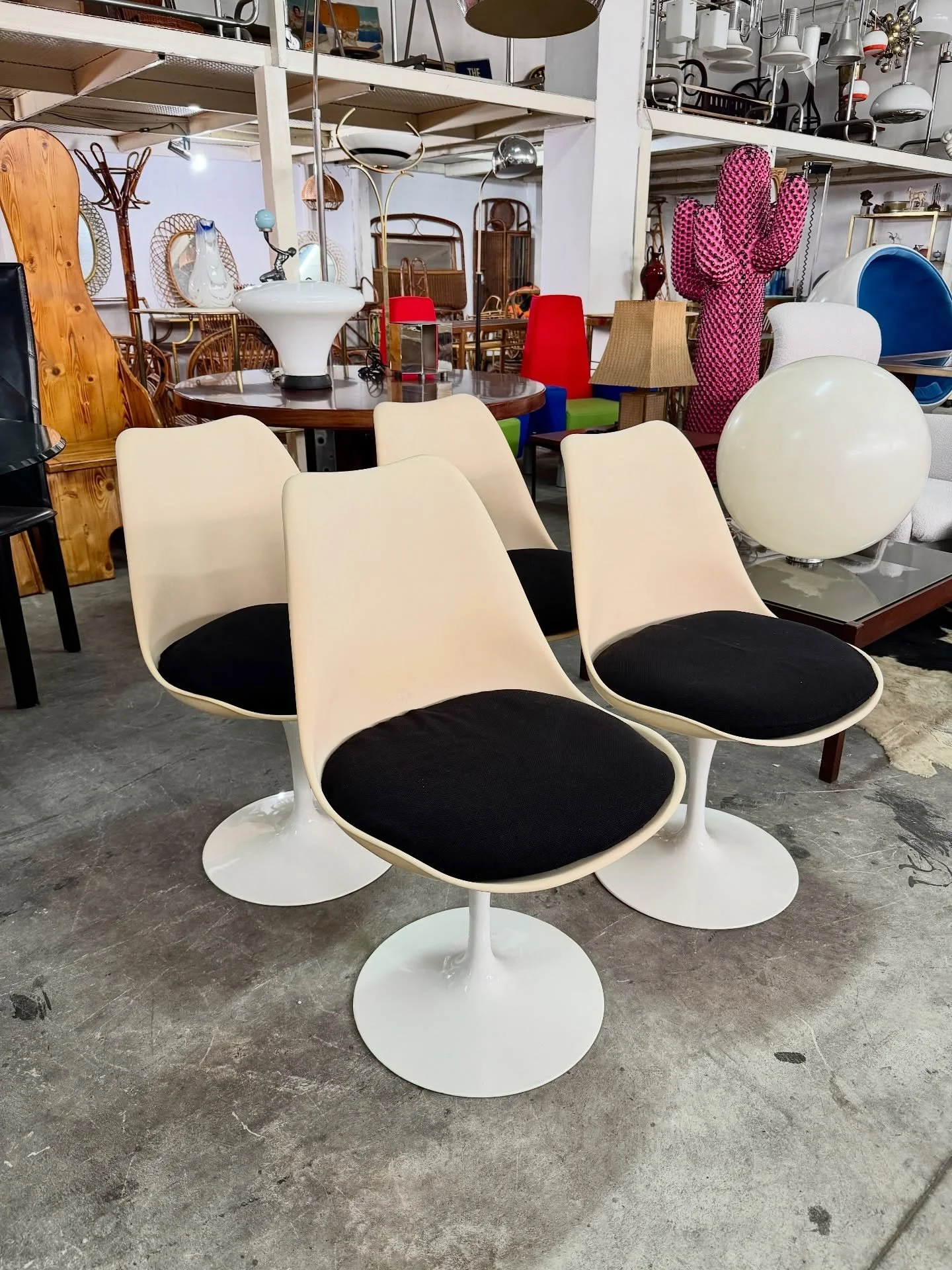 DISPONIBILI 🟢

Set di quattro sedie girevoli modello 151 di Eero Saarinen per Knoll International, con marchio stampato sotto la scocca, primo modello anni &rsquo;70.
Iconico modello appartenente alla celebre serie Tulip, caratterizzato dalla tipica