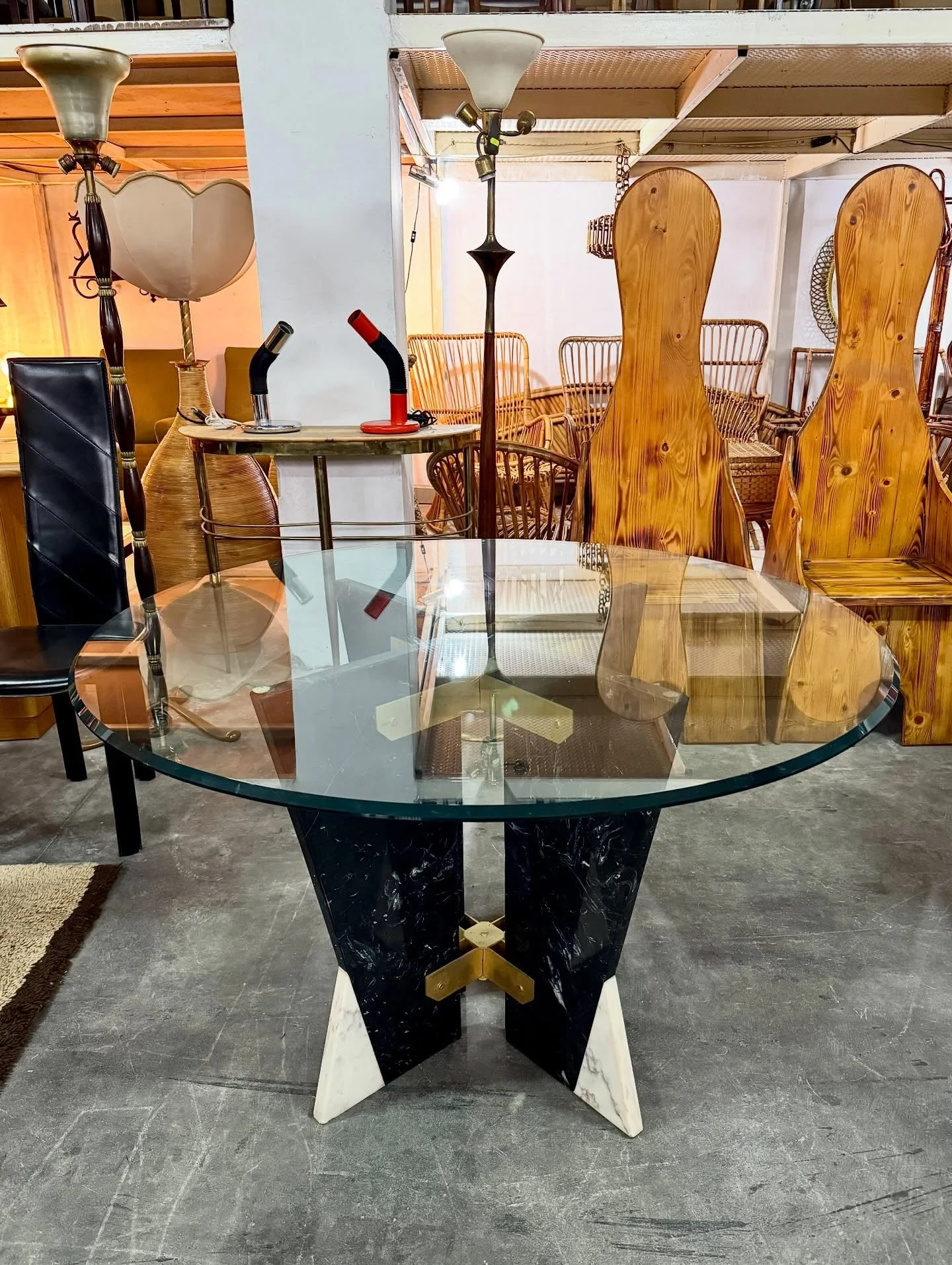 DISPONIBILE 🟢

Tavolo da pranzo di produzione Cattelan Italia, caratterizzato da un ampio piano rotondo in vetro che valorizza la base scultorea sottostante, anni '90. 
La struttura &egrave; composta da elementi in marmo nero con inserti in marmo bi