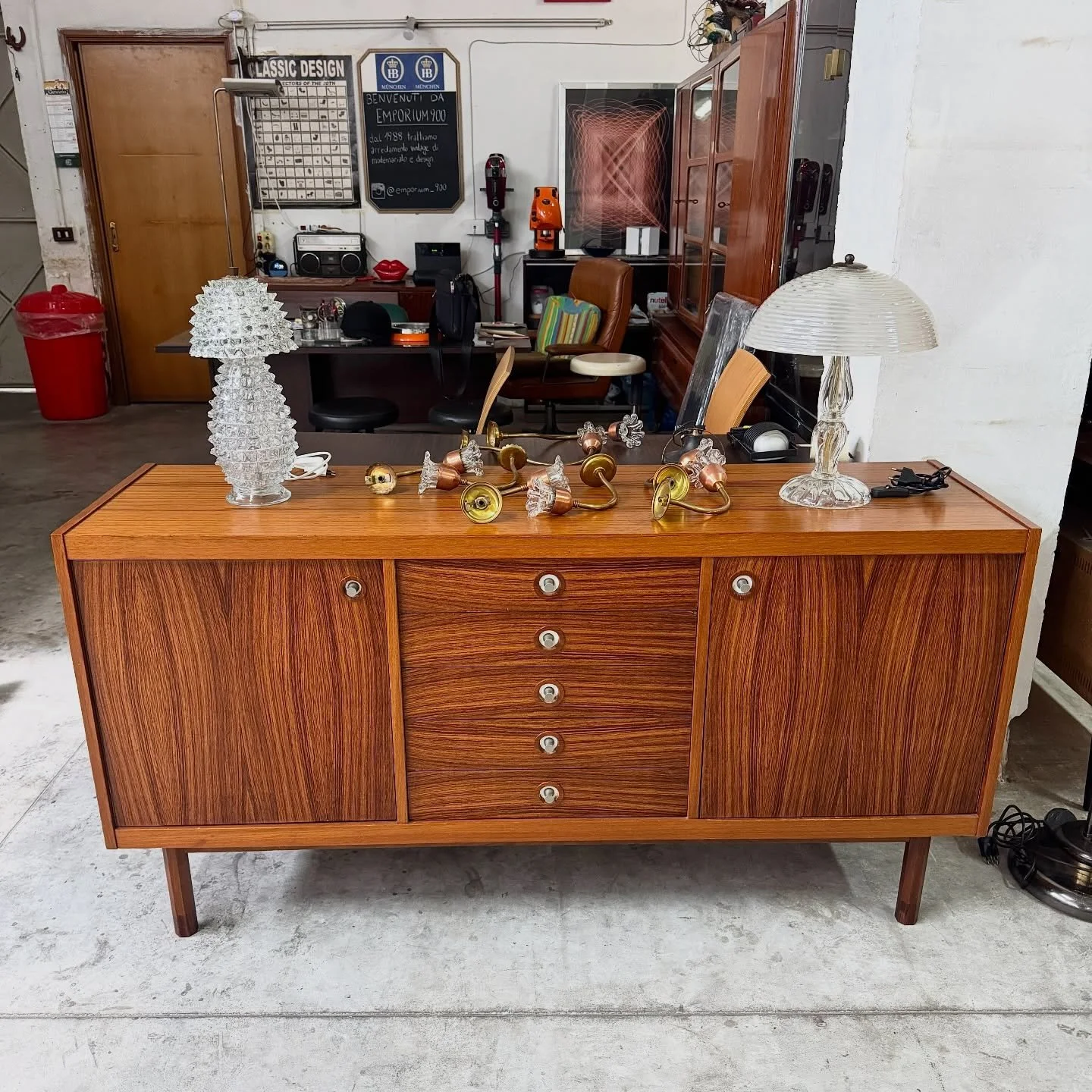 DISPONIBILE 🟢

Credenza di George Coslin, realizzata negli anni &rsquo;60. Struttura lineare e proporzioni equilibrate, tipiche del modernariato italiano, con impiallacciatura in legno teak caratterizzata da una venatura orizzontale molto elegante.

