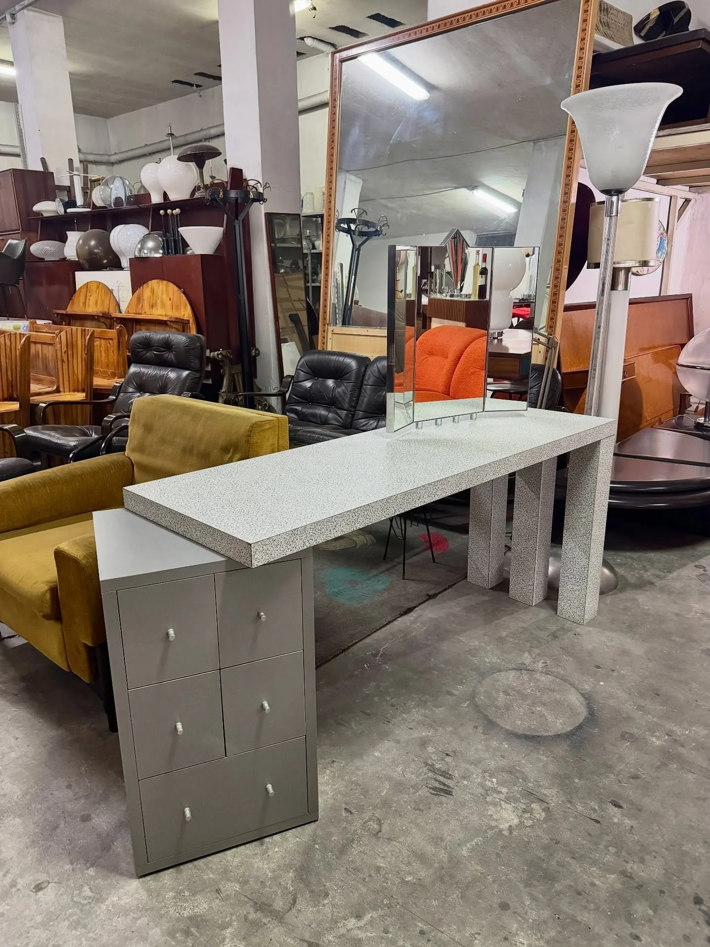 DISPONIBILE 🟢

Consolle/toeletta disegnata da Antonia Astori per Driade, appartenente alla linea Aforismi, fine anni &rsquo;80.
Un progetto che si colloca perfettamente nel linguaggio postmoderno: volumi netti, equilibrio tra pieni e vuoti e un uso 