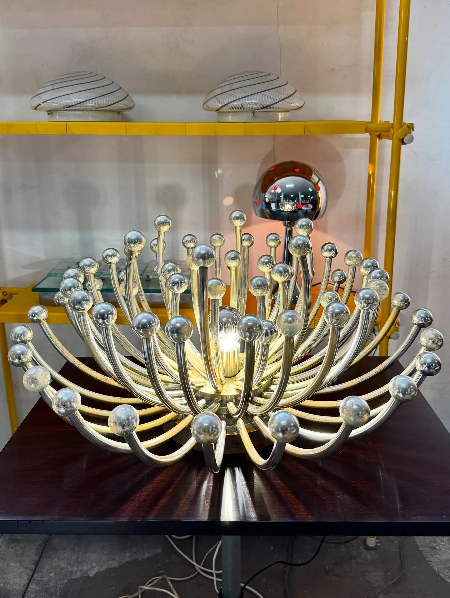 DISPONIBILE 🟢

Lampada da tavolo o da parete mod. Pistillo, disegnata da Studio Tetrarch e prodotta da Valenti Luce, anni &rsquo;60.
Struttura scultorea composta da una moltitudine di steli curvi che si aprono radialmente, ciascuno terminante con un