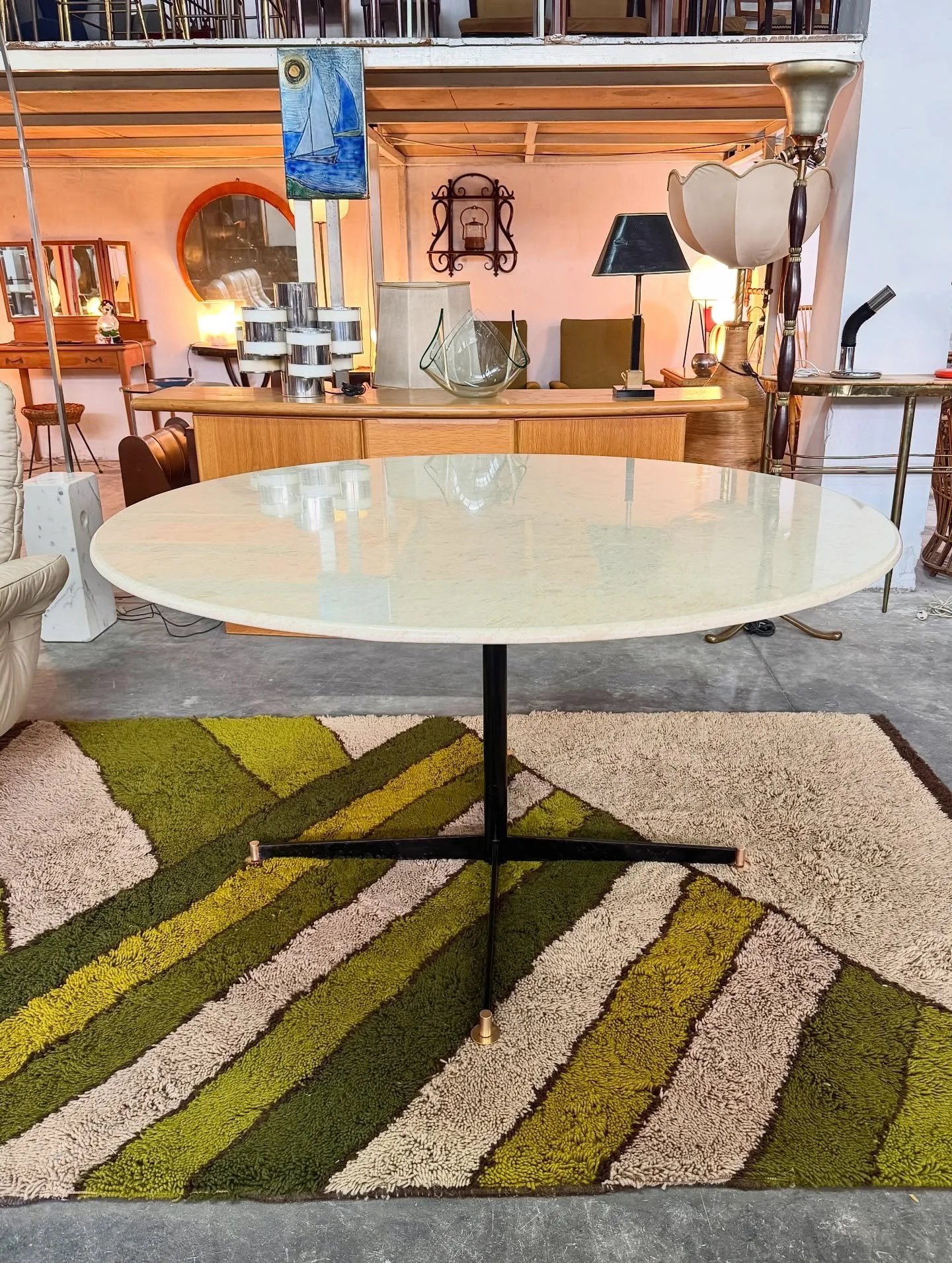 DISPONIBILE 🟢

Tavolo da pranzo anni &rsquo;70 con piano rotondo in marmo chiaro, caratterizzato da una superficie elegante e luminosa che valorizza ogni ambiente.
La base in metallo verniciato nero, con disegno a croce, crea un contrasto deciso e c