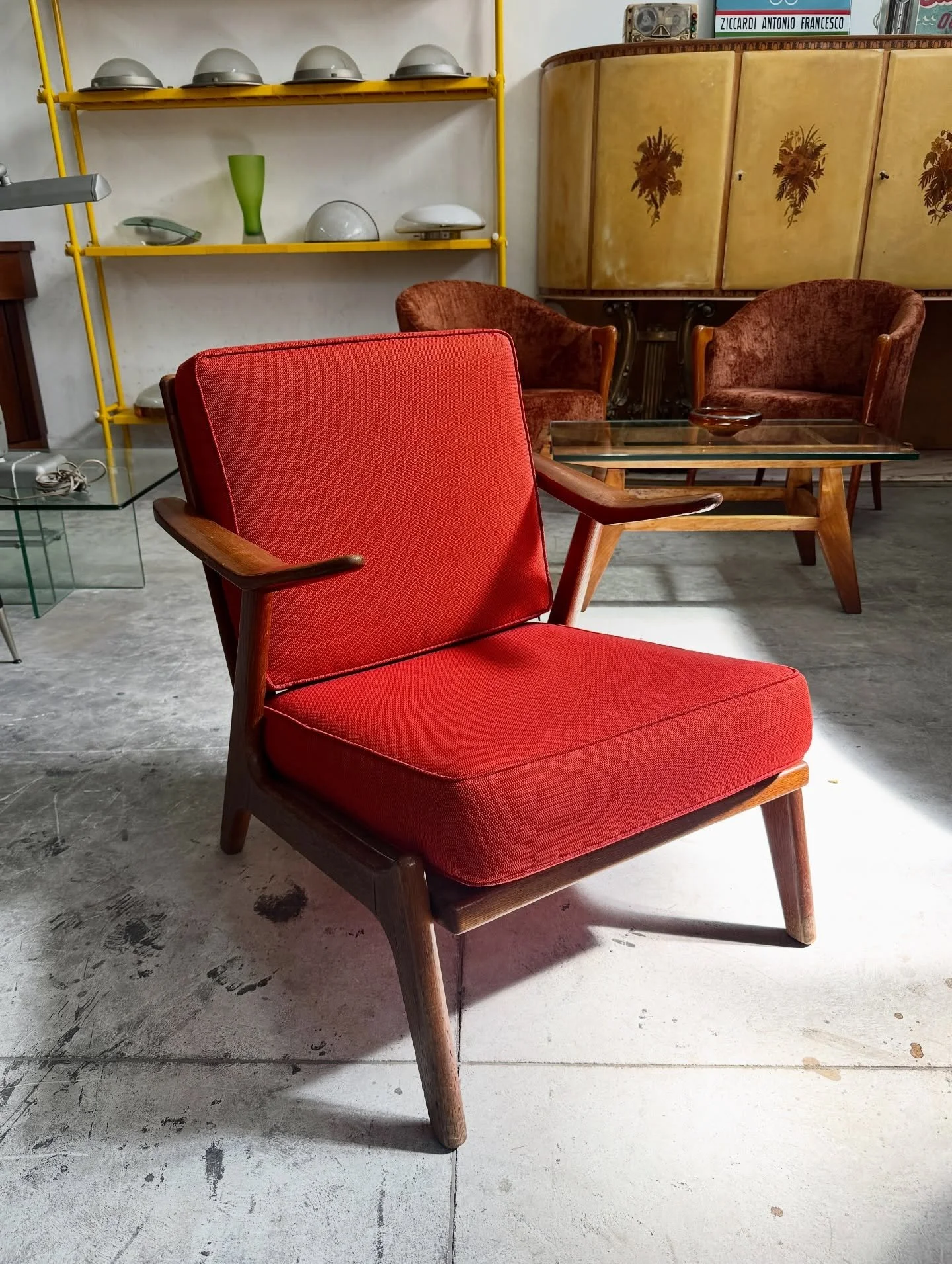 DISPONIBILE 🟢

Poltrona lounge disegnata da H. Brockmann Petersen per Komfort, anni &rsquo;60 .
Struttura in rovere massello dalle linee organiche e fluide, tipiche del design scandinavo del periodo, con braccioli sottili e scolpiti, giunzioni pulit