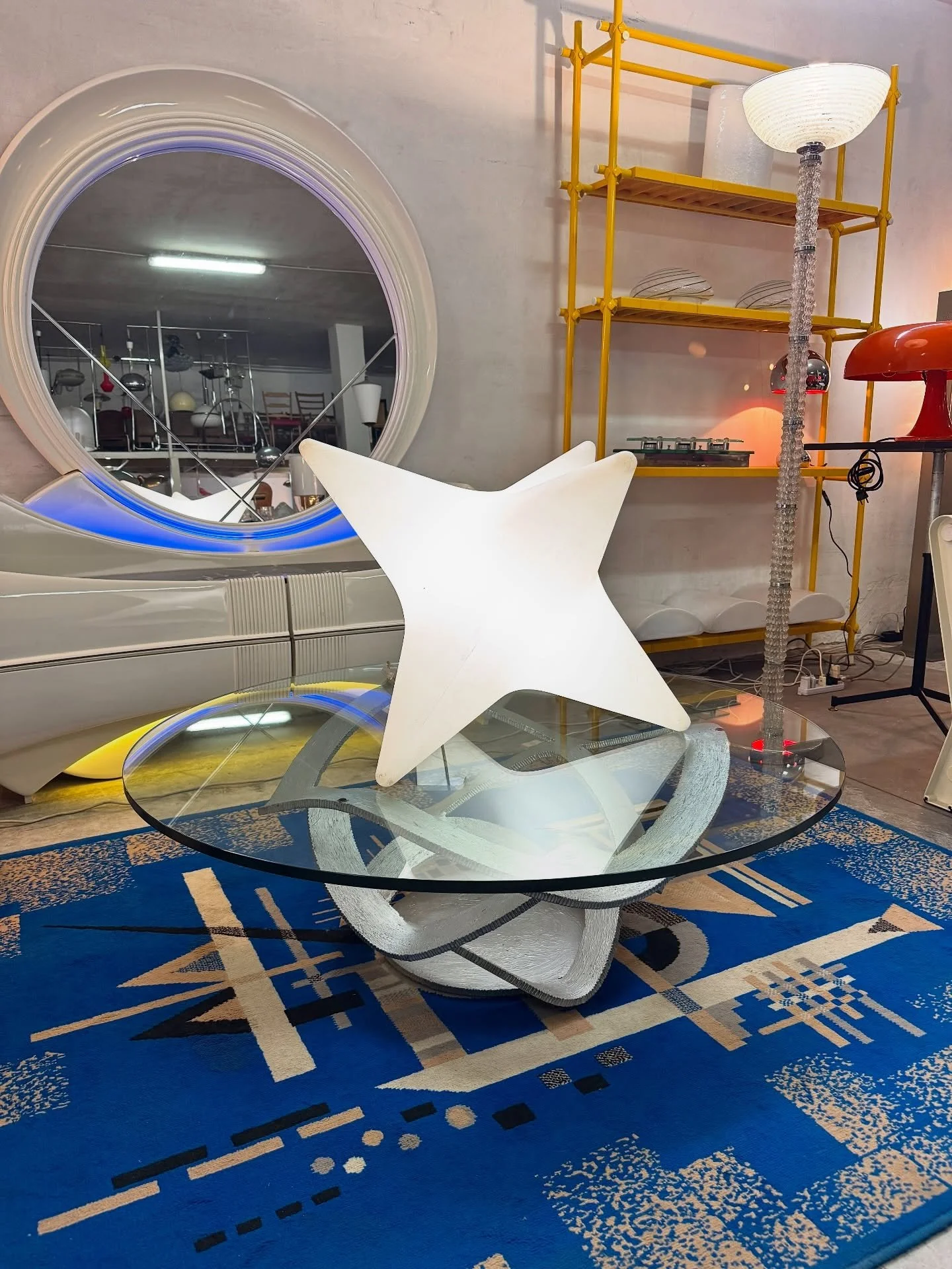 DISPONIBILE 🟢

Tavolino da salotto con piano rotondo in vetro e base scultorea in ferro verniciato e curvato, anni '70.
La struttura &egrave; il vero protagonista con una composizione dinamica di elementi intrecciati che crea un effetto quasi fluido