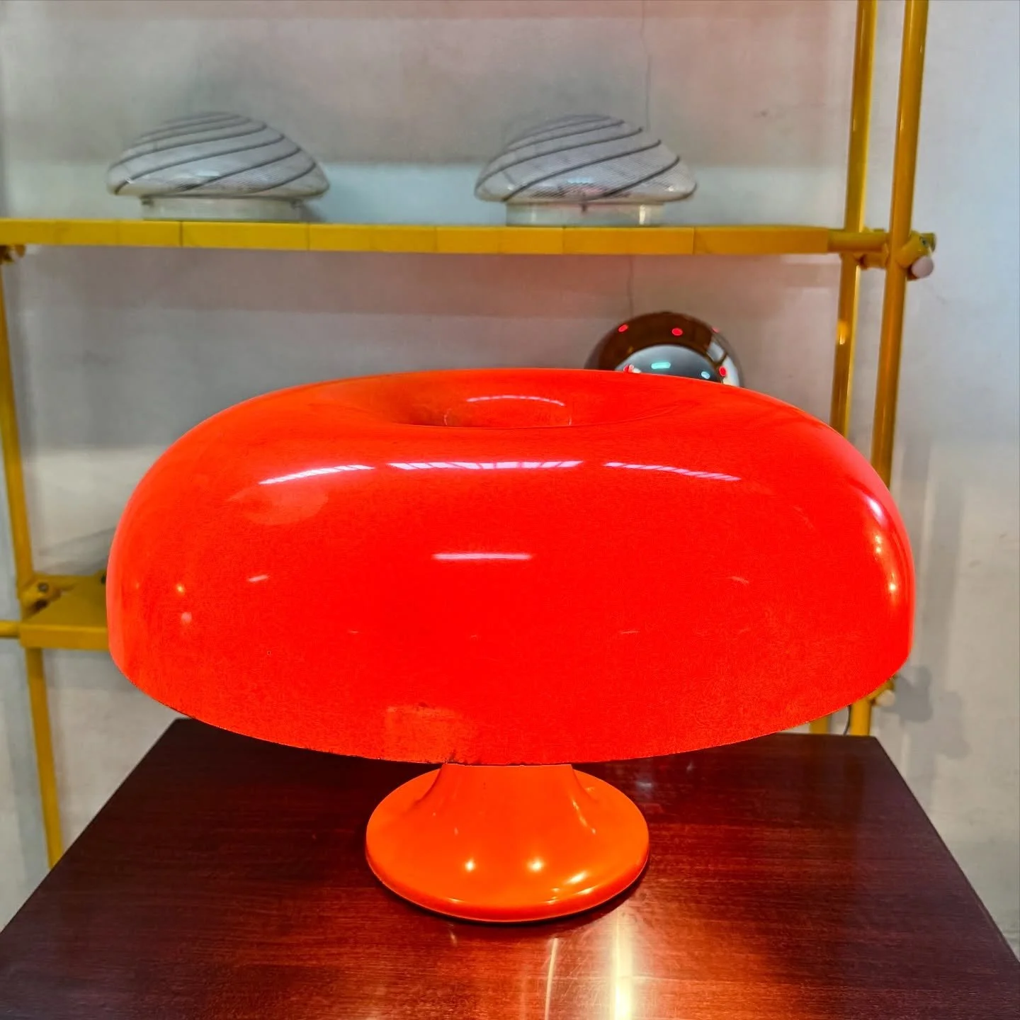 DISPONIBILE 🟢

Lampada da tavolo modello Nesso, disegnata da Giancarlo Mattioli con il Gruppo Architetti Urbanisti Citt&agrave; Nuova per Artemide, fine anni &rsquo;60.
Esemplare prima edizione anni &rsquo;70 in fibra di vetro, precedente alle versi