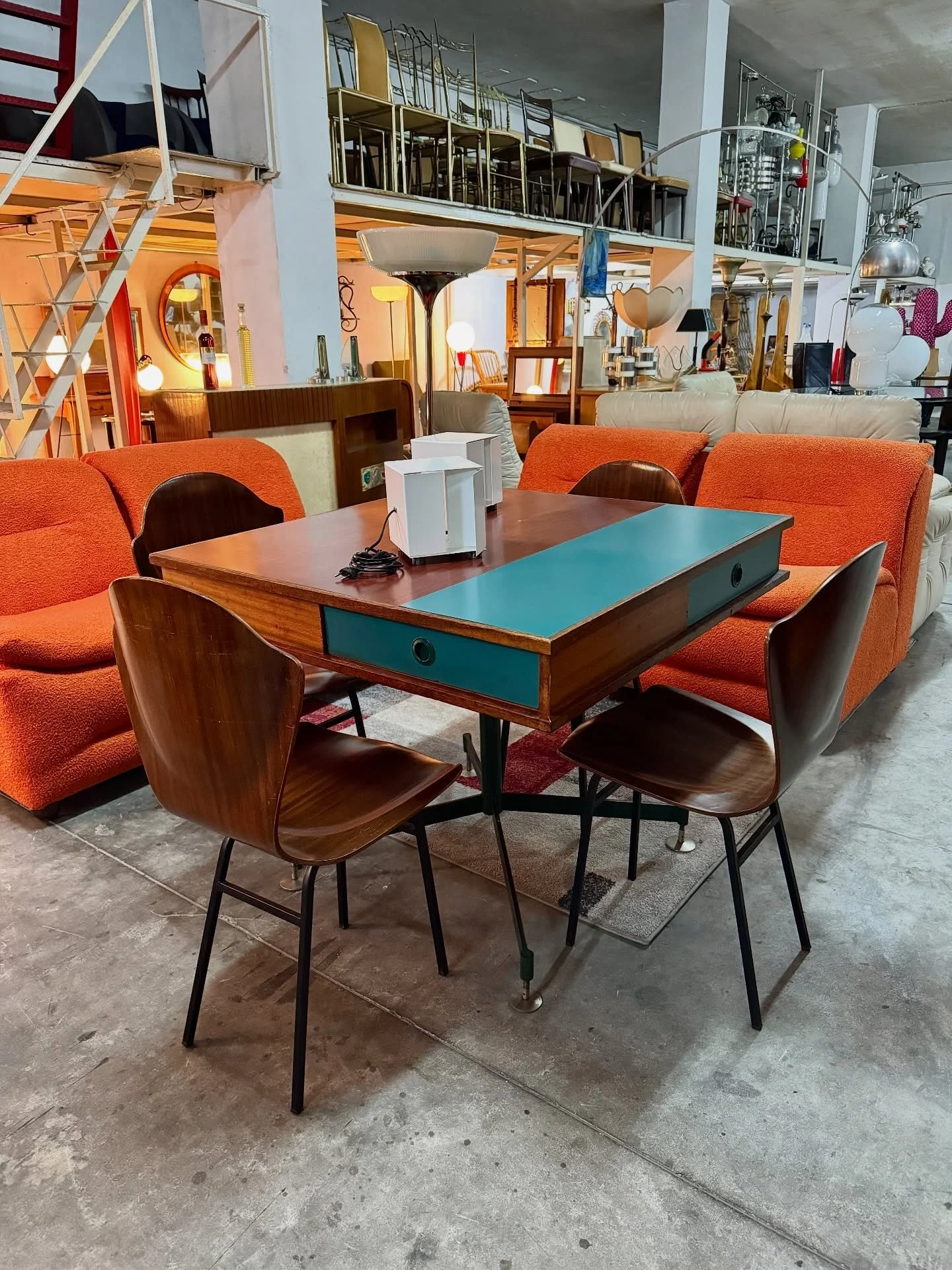 DISPONIBILE 🟢

Scrivania da centro con quattro cassetti e piano bicolore, anni &rsquo;60.
Struttura in legno con piano quadrato caratterizzato da un elegante contrasto tra finitura naturale e inserto colorato verde acqua. Dotata di quattro cassetti,