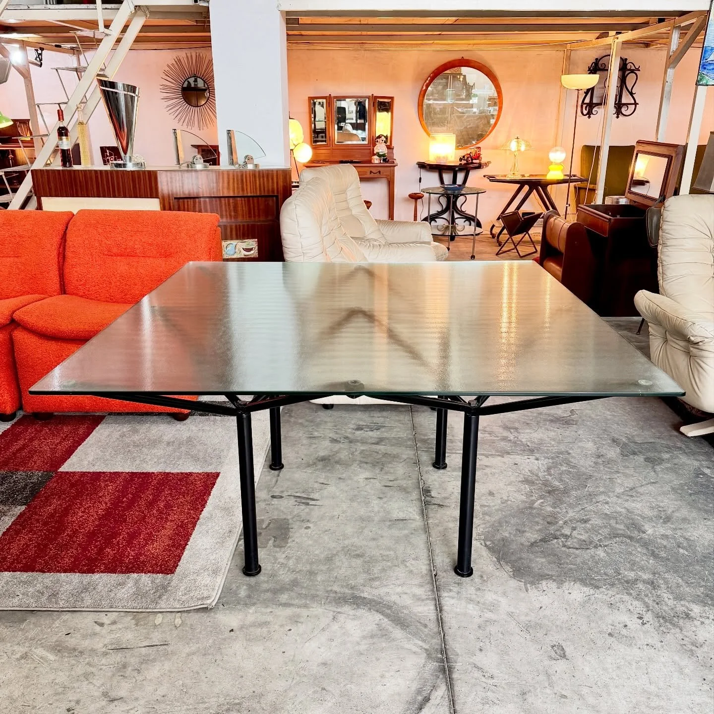 DISPONIBILE 🟢

Tavolo da pranzo modello "Ponte d&rsquo;Acqua" disegnato da Laura De Lorenzi e Stefano Stefani per Pallucco, anni &rsquo;80.

Struttura in metallo verniciato nero con gambe cilindriche e sistema centrale di tiranti che richi