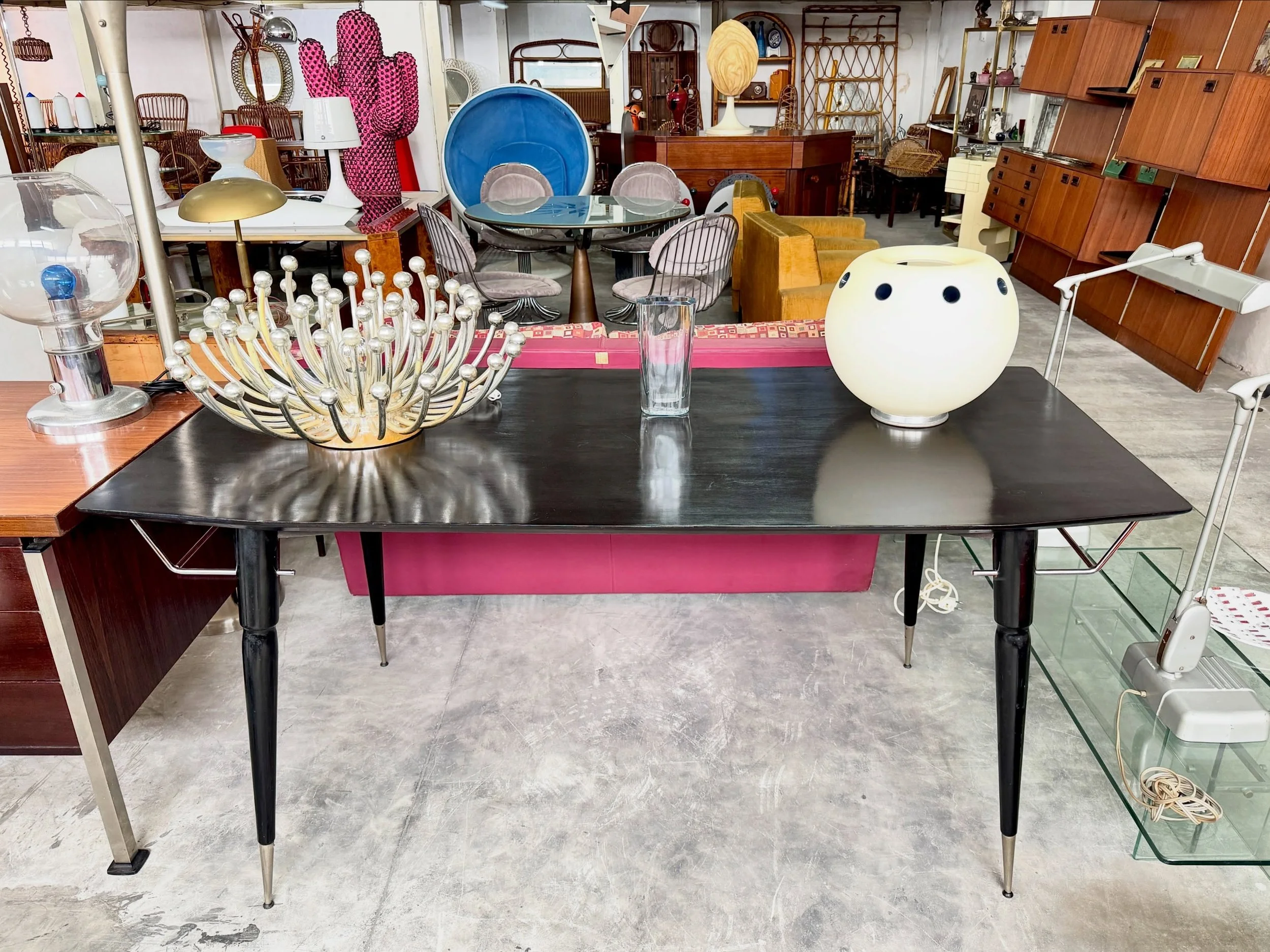 DISPONIBILE - emporium900.com 🟢

Tavolo da pranzo in legno laccato nero con gambe a cono e dettagli cromati, anni &rsquo;60.

Piano rettangolare in legno laccato nero opaco con profilo a barchetta, angoli arrotondati e bordo leggermente sagomato. Ga