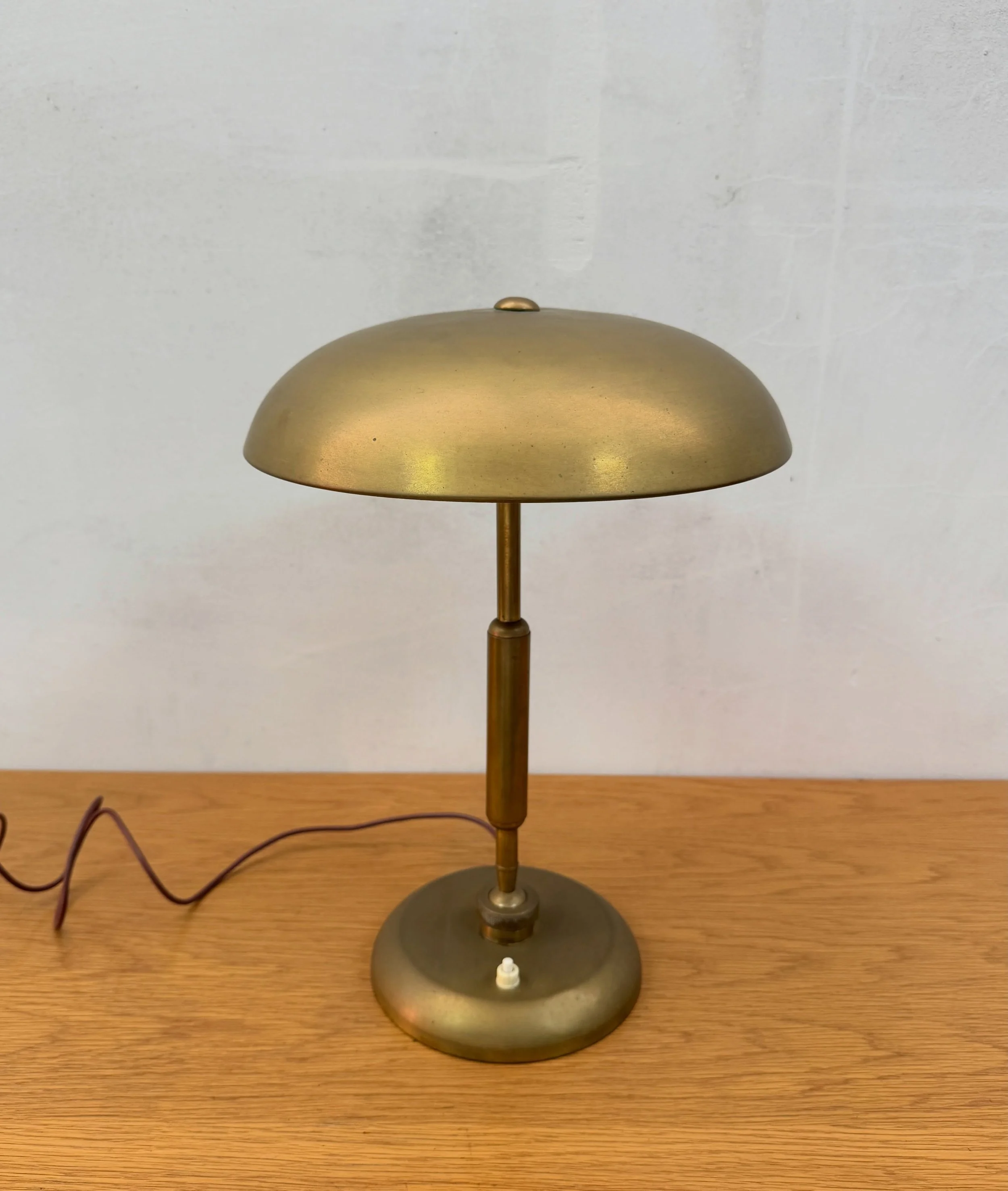DISPONIBILE - emporium900.com 🟢

Lampada da tavolo snodabile con luce direzionabile, disegnata da Giovanni Michelucci per Lariolux, anni &lsquo;50.

La struttura presenta una bellissima patina originale in ottone, ha una inconfondibile forma a fungo