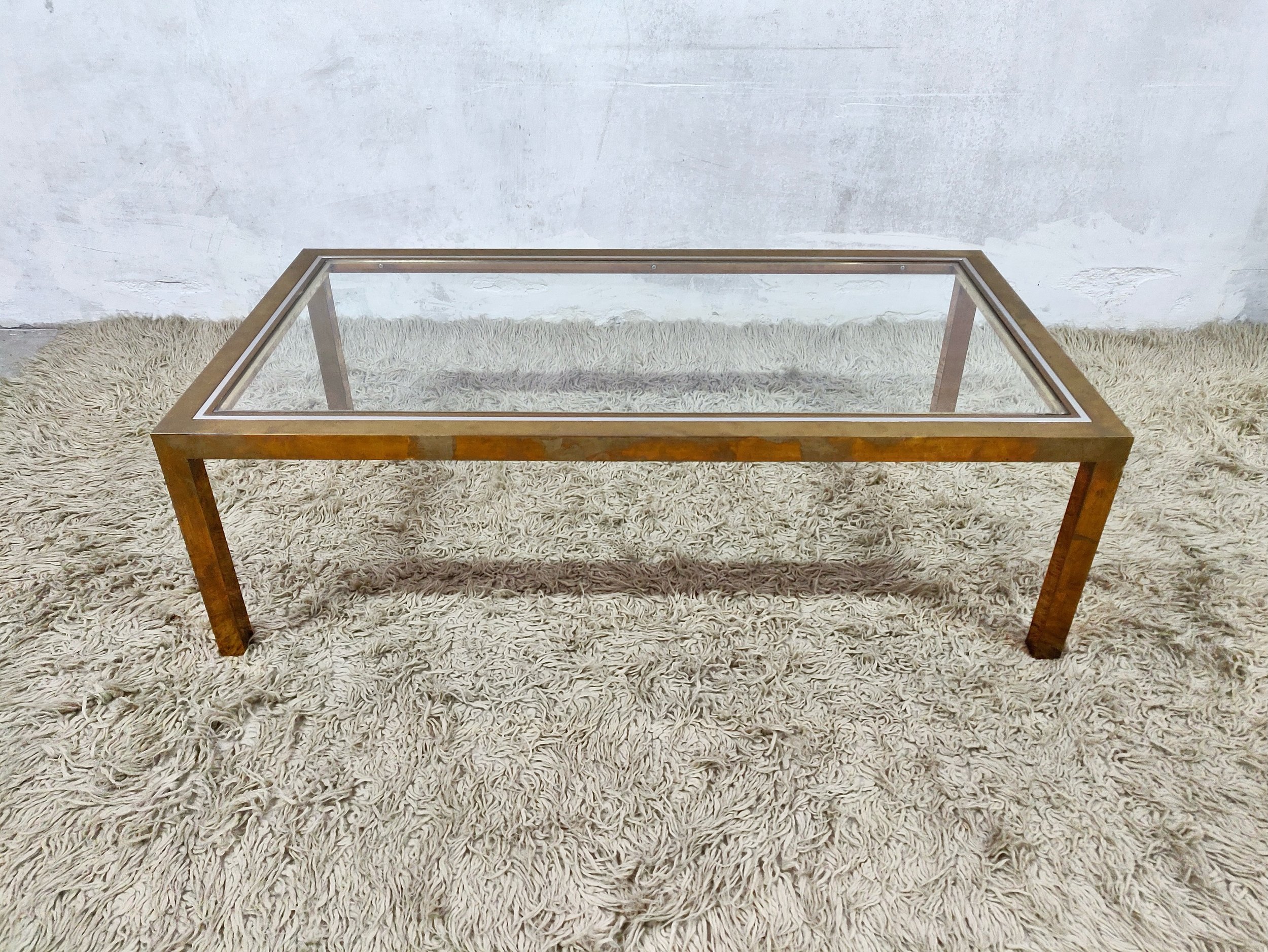 DISPONIBILE - emporium900.com 🟢

Tavolino da caff&egrave; disegnato da Romeo Rega, in ottone, cromo e vetro, anni &rsquo;70

Struttura rettangolare in ottone brunito, piano in vetro trasparente con doppia cornice perimetrale ottone e cromato. La cos