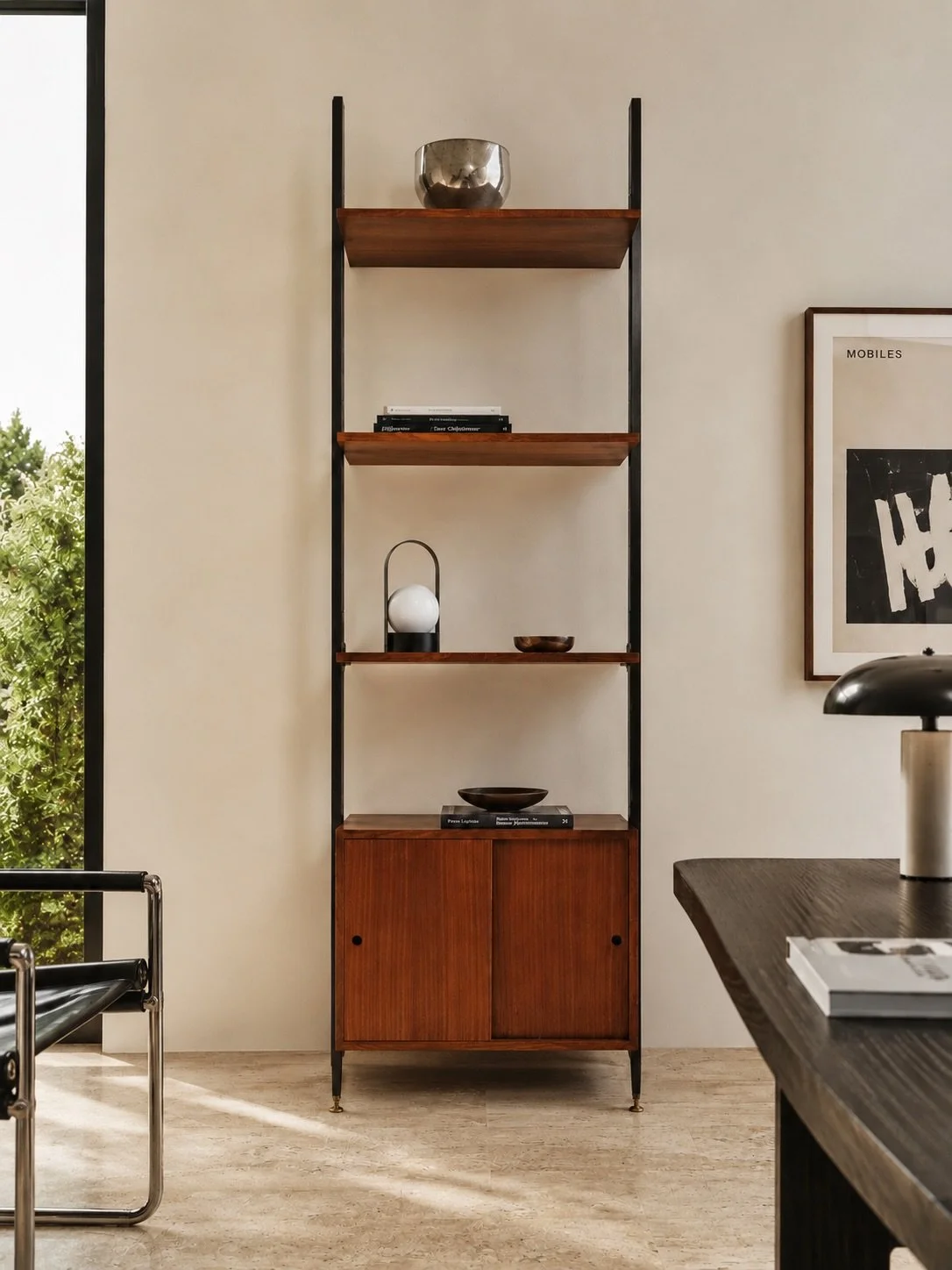 DISPONIBILE - emporium900.com 🟢

Libreria terra-cielo in legno ed aste in metallo verniciato nero, anni &rsquo;60.

Struttura a pressione con aste telescopiche in metallo verniciato nero e fermi originali, modulo centrale con ante scorrevoli in legn