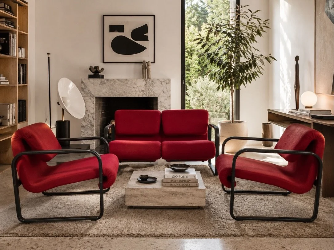 DISPONIBILE - emporium900.com 🟢

Salotto completo composto da divano e due poltrone, in struttura metallica verniciata con tappezzeria rossa originale, anni '90.

Produzione Arflex, azienda milanese tra i maggiori riferimenti del mobile imbottito di