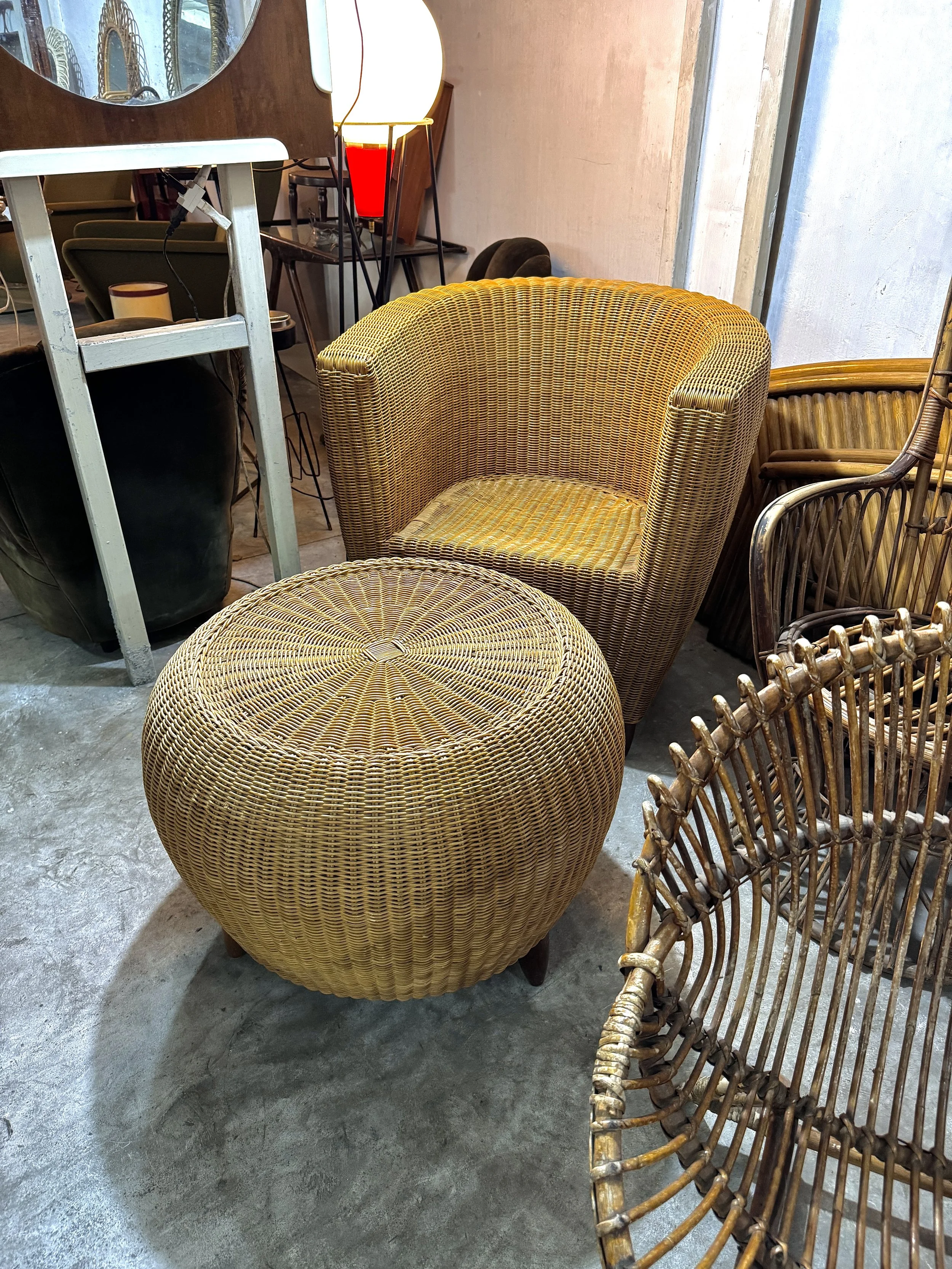 Poltrona con poggiapiedi in vimini, anni '60