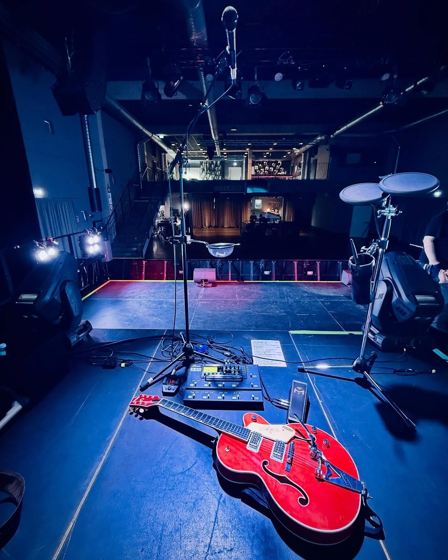 Today&lsquo;s workplace&hellip;
With Forced To Mode in Braunschweig. 

🤘🏼🎸

#matthiaskahra #guitarist 
#guitarplayer #guitaristofinstagram 
#forcedtomode #forcedtomodeontour 
#gretschguitars #fractalaudio