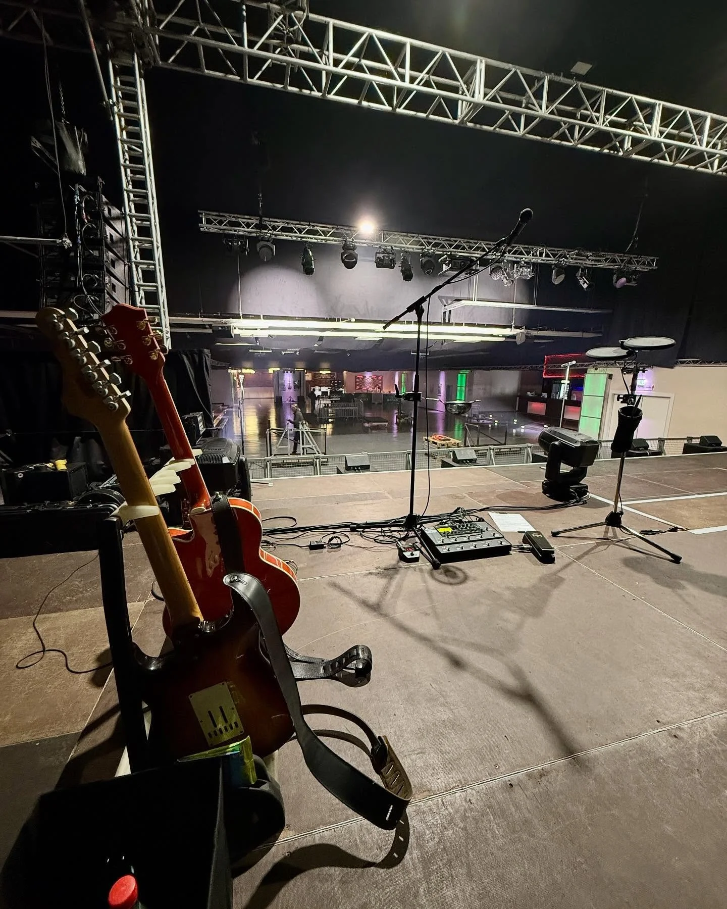 Today&lsquo;s workplace&hellip;
With Forced To Mode in Rostock. 

🤘🏼🎸

#matthiaskahra #guitarist 
#guitarplayer #guitaristofinstagram 
#forcedtomode #forcedtomodeontour 
#gretschguitars #fractalaudio