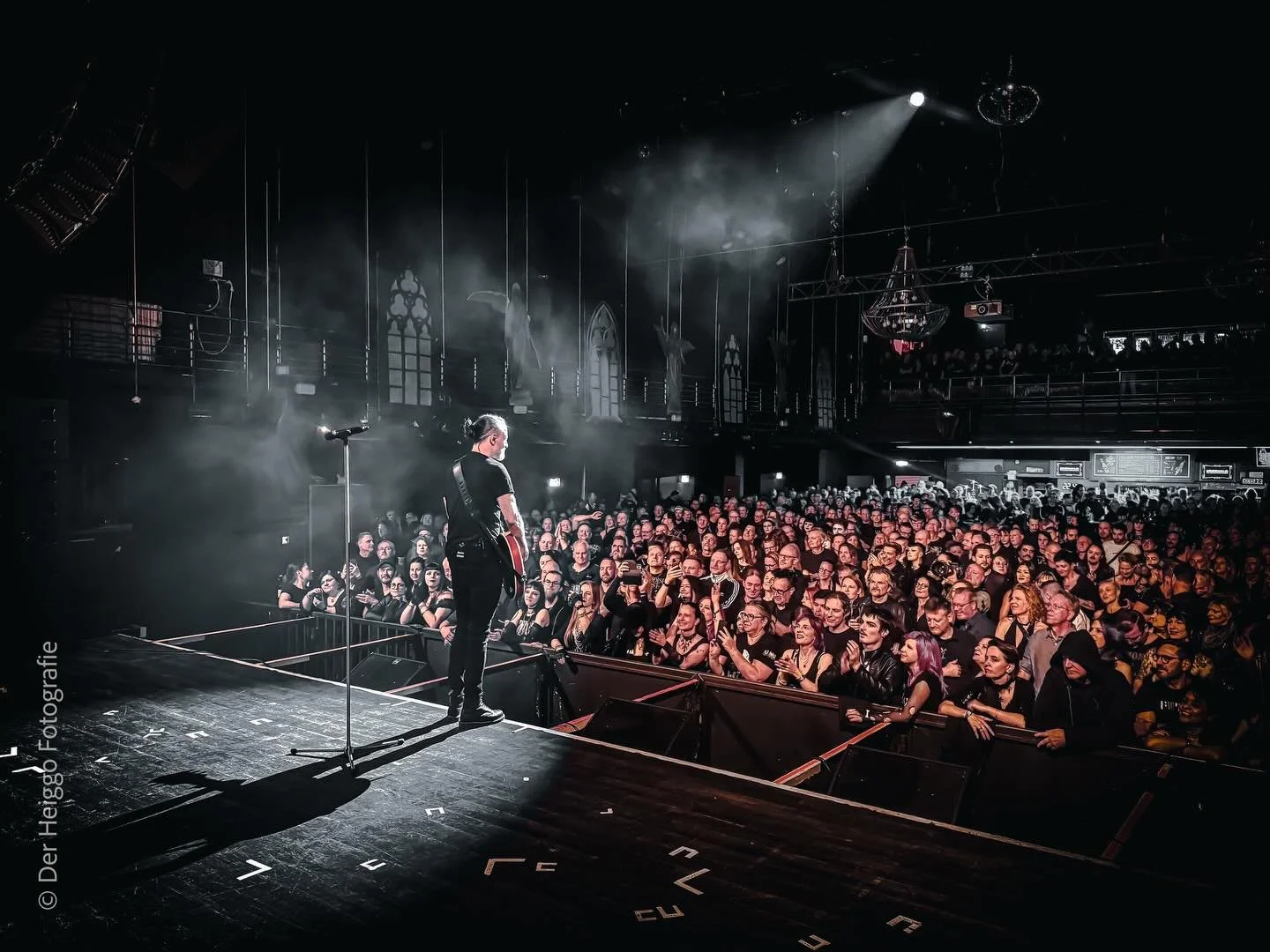 30 years on stage.
Started with a borrowed amp.
Today: sold-out shows across Europe.

The gear got better.
The nerves stayed the same.

The road wasn&rsquo;t straight.
But every moment was worth it. 🎸

What was your first gig setup? 👇

📸 photo @de