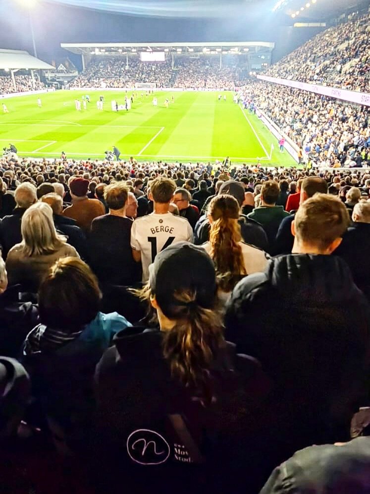 Baby&rsquo;s first football game in London 🇬🇧 

#fulham