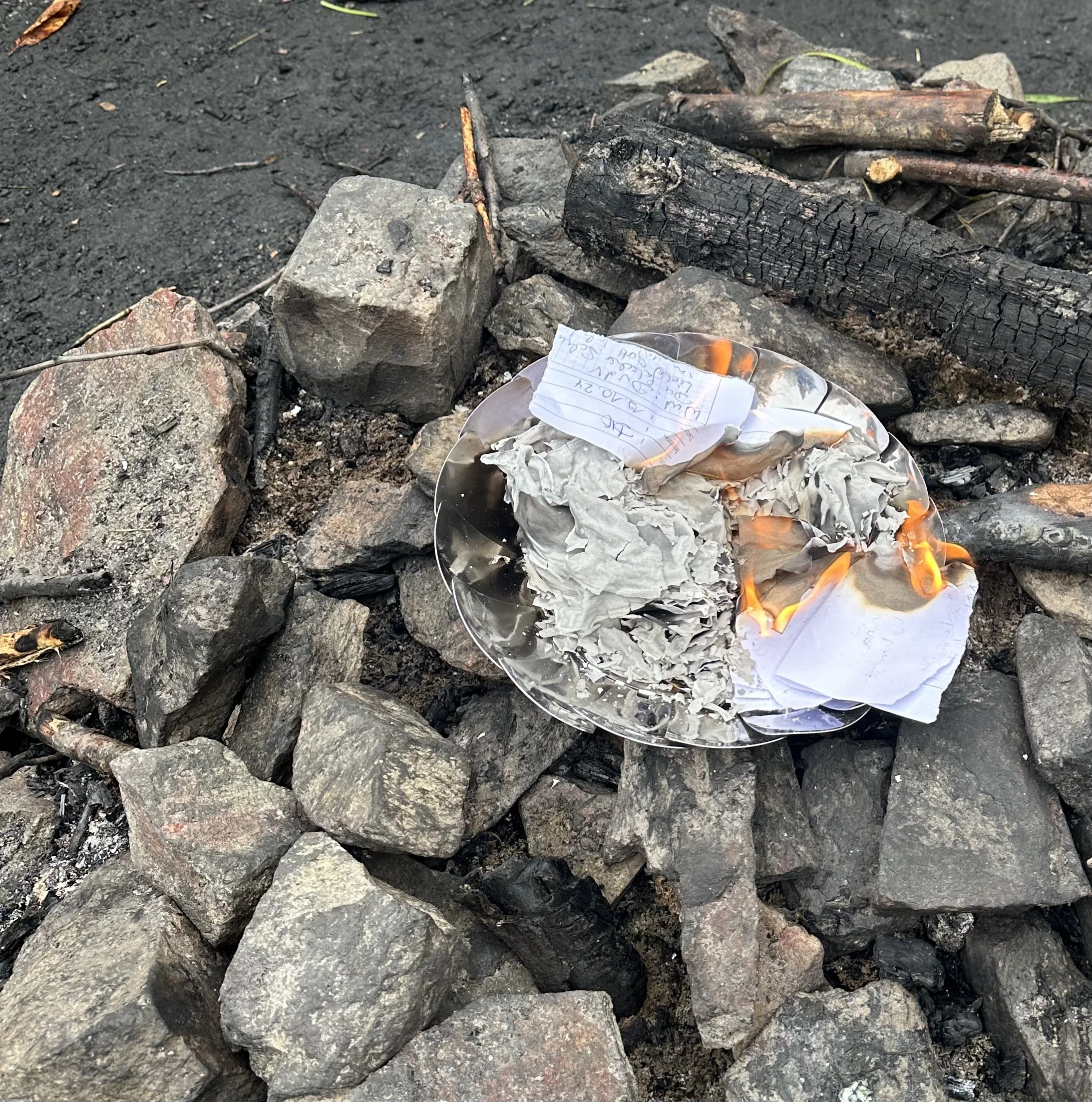 foglio di carta che brucia e con lui le nostre convinzioni limitanti e cio che non ci serve piu dal passato