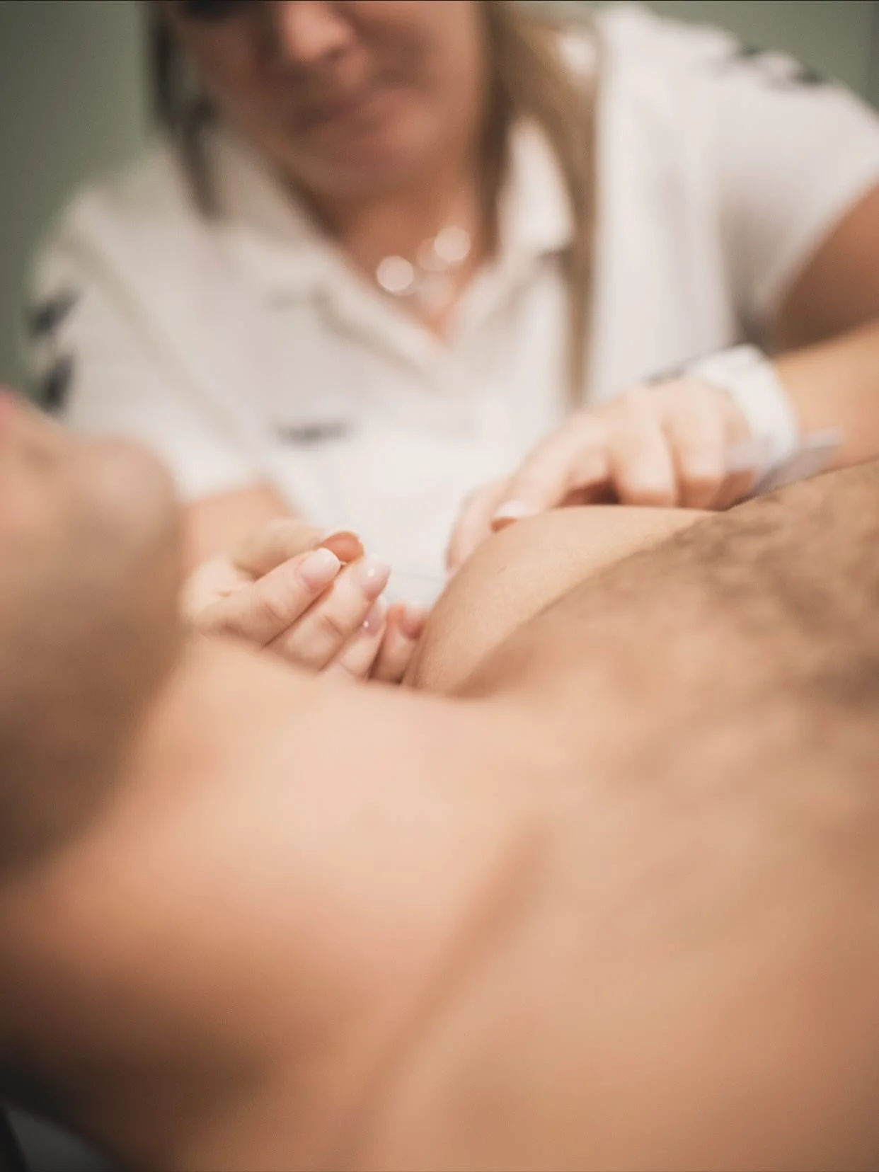 Hos oss kan du f&aring; medicinsk akupunktur. Tunna n&aring;lar placera p&aring; s&auml;rskilda platser i kroppen, beroende p&aring; symptom. N&aring;larna &auml;r tunna och sterila, nerv&auml;ndorna reagerar p&aring; n&aring;lens stimuli, irritation