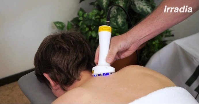 NYHET! hos oss! Medicinsk laser behandling (LLLT) Med laserbehandling p&aring;verkar vi v&auml;vnader f&ouml;r att stimulera deras egen l&auml;kningsf&ouml;rm&aring;ga och minska inflammation. Cellen tar upp laserstr&aring;len och det blir en v&auml;