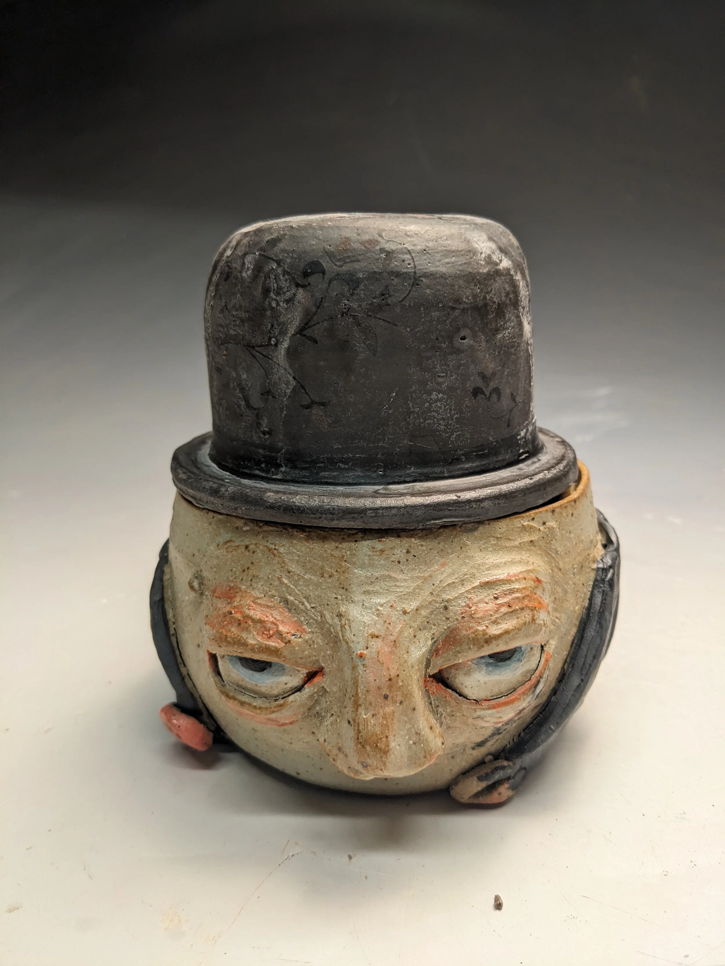 THE OVERCOAT BUTTERBELL
2025
stoneware