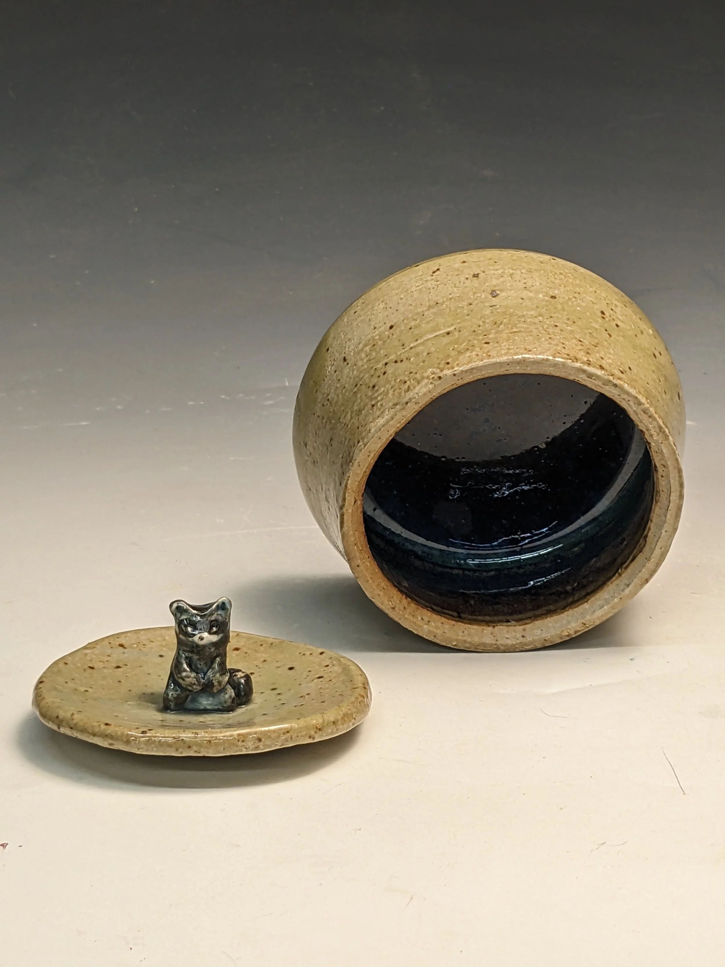 RACOON JAR
2025
stoneware