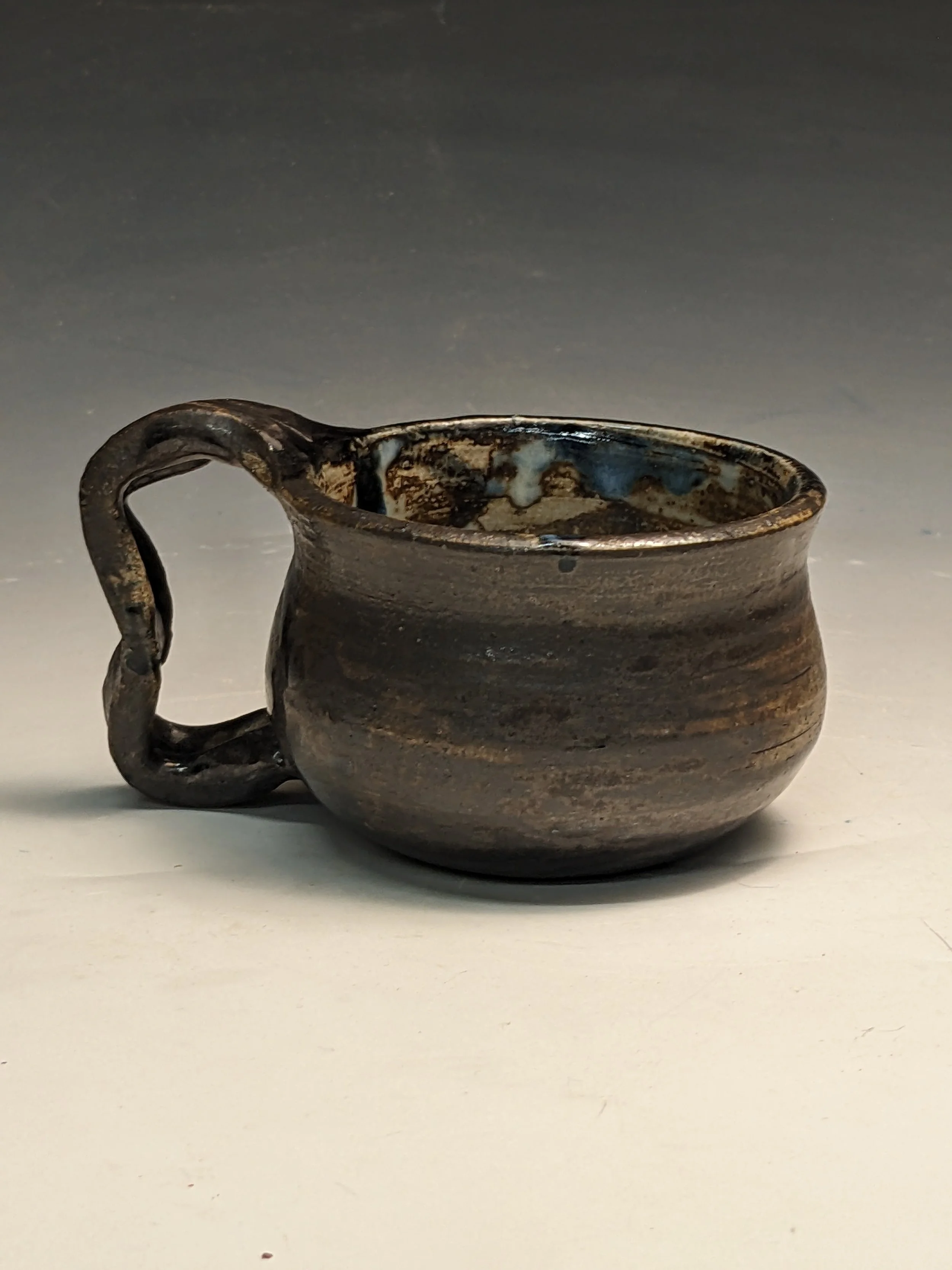 MUGS WITH CURVY HANDLE
2025
stoneware