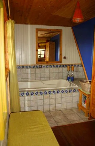 mainhouseinsidebath.jpg