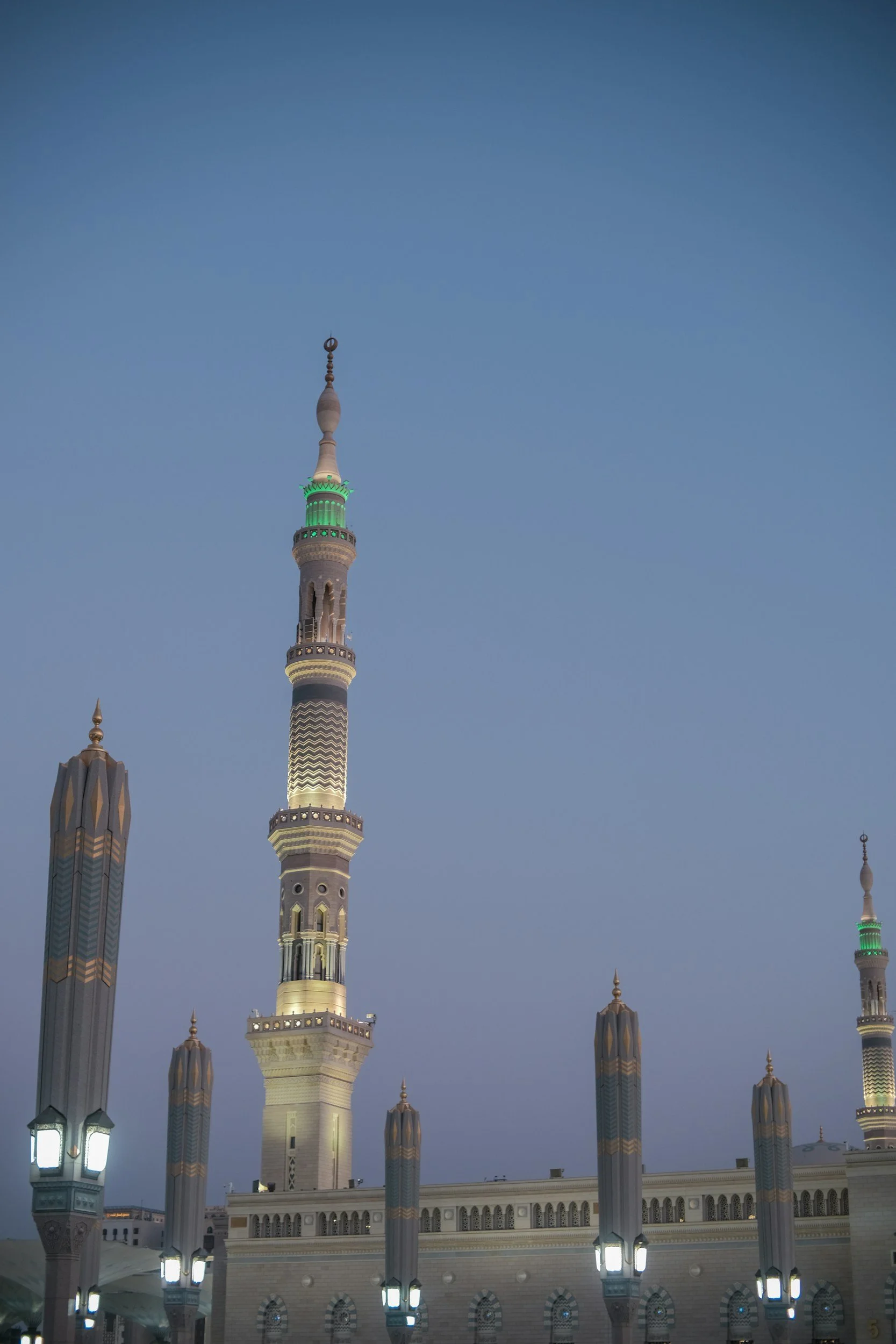 Muslimisches Ehepaar gemeinsam vor der Propheten Moschee in Medina – Symbolbild für die Paar Umra & Eheseminar 2026 von umravision für gemeinsame Glaubensvertiefung